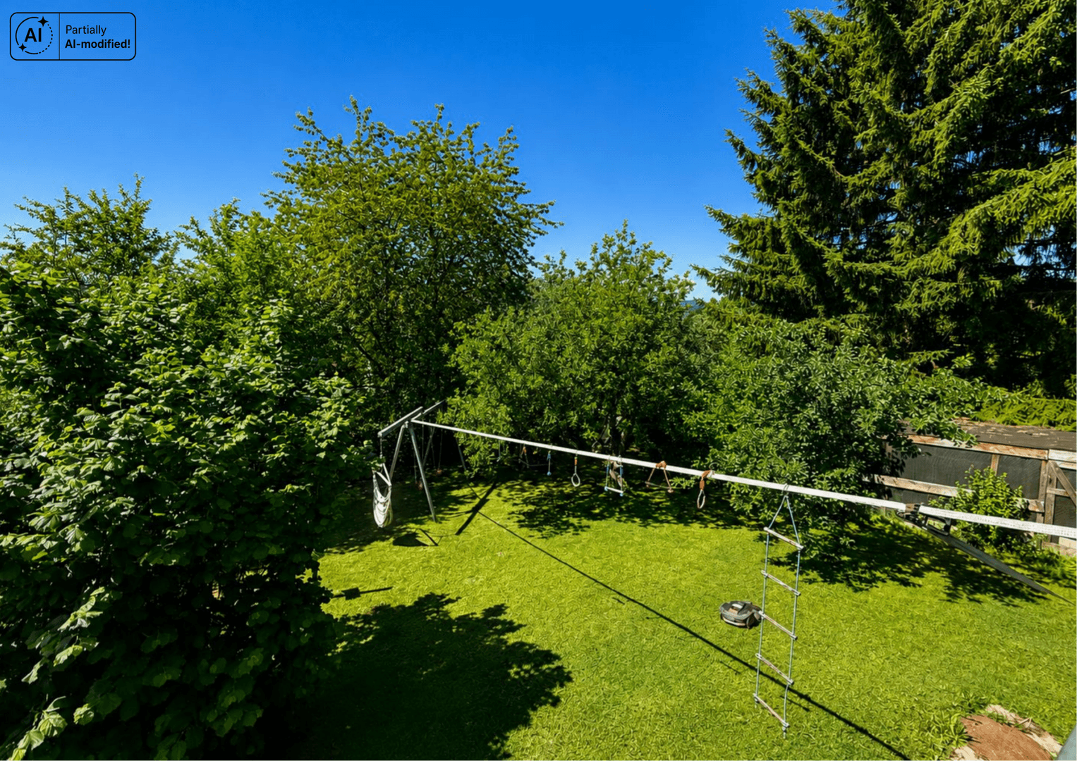 Weitläufiger grüner Garten mit Spielgeräten und hohen Bäumen unter blauem Himmel.