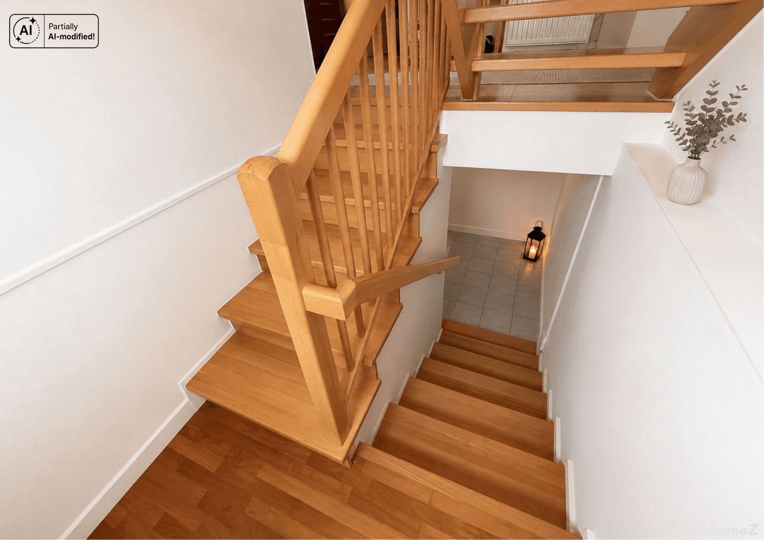 Helle Holztreppe führt hinunter in den gefliesten Kellerbereich des Hauses.
