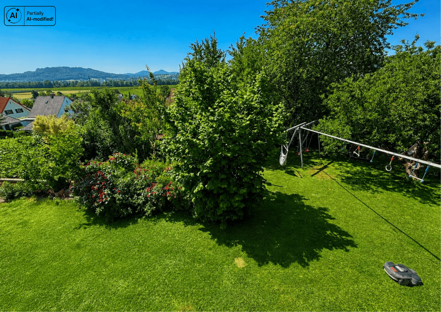 Großer, gepflegter Garten mit Spielgeräten und automatischem Rasenmäher.