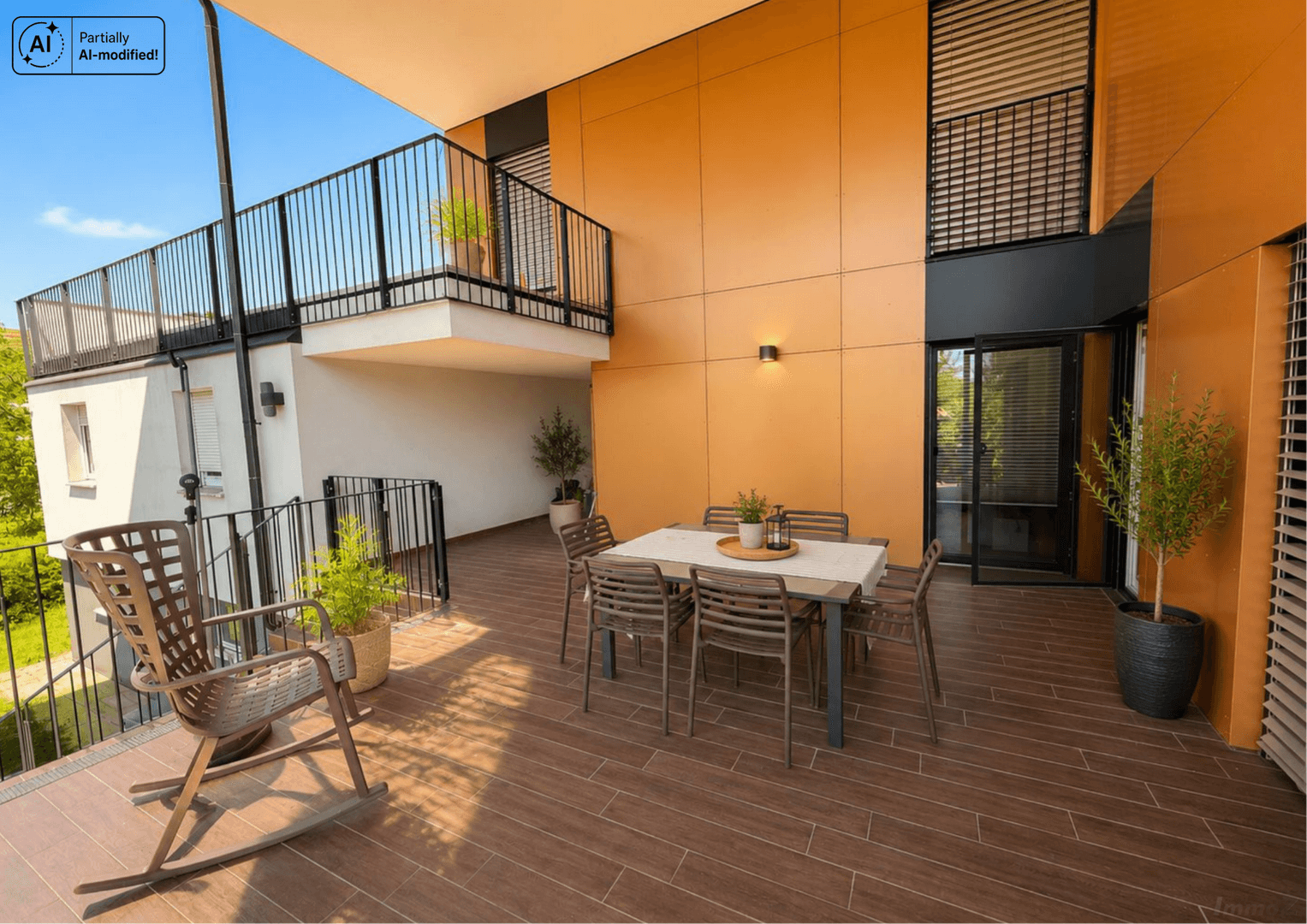 Geräumige Terrasse mit Esstisch und Stühlen, umgeben von viel Grün und Weitblick.