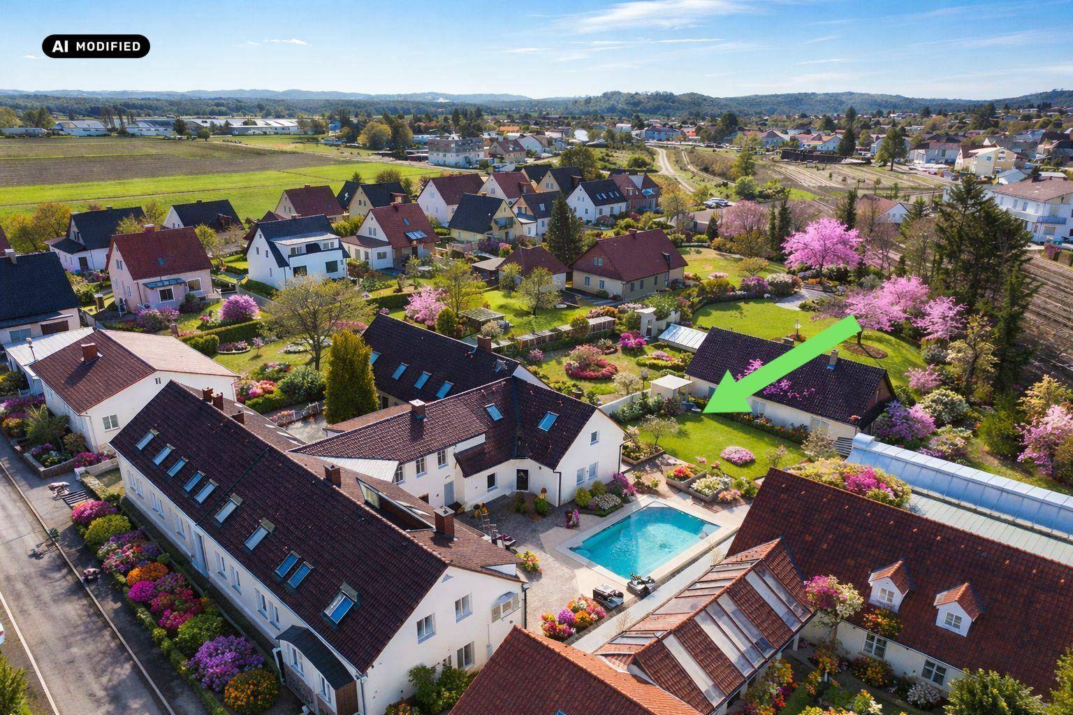 Luftaufnahme des Anwesens mit Pool und der umliegenden ländlichen Bebauung und Landschaft.