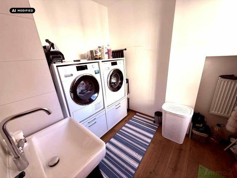 Praktischer Hauswirtschaftsraum mit Waschmaschine, Trockner und Waschbecken.