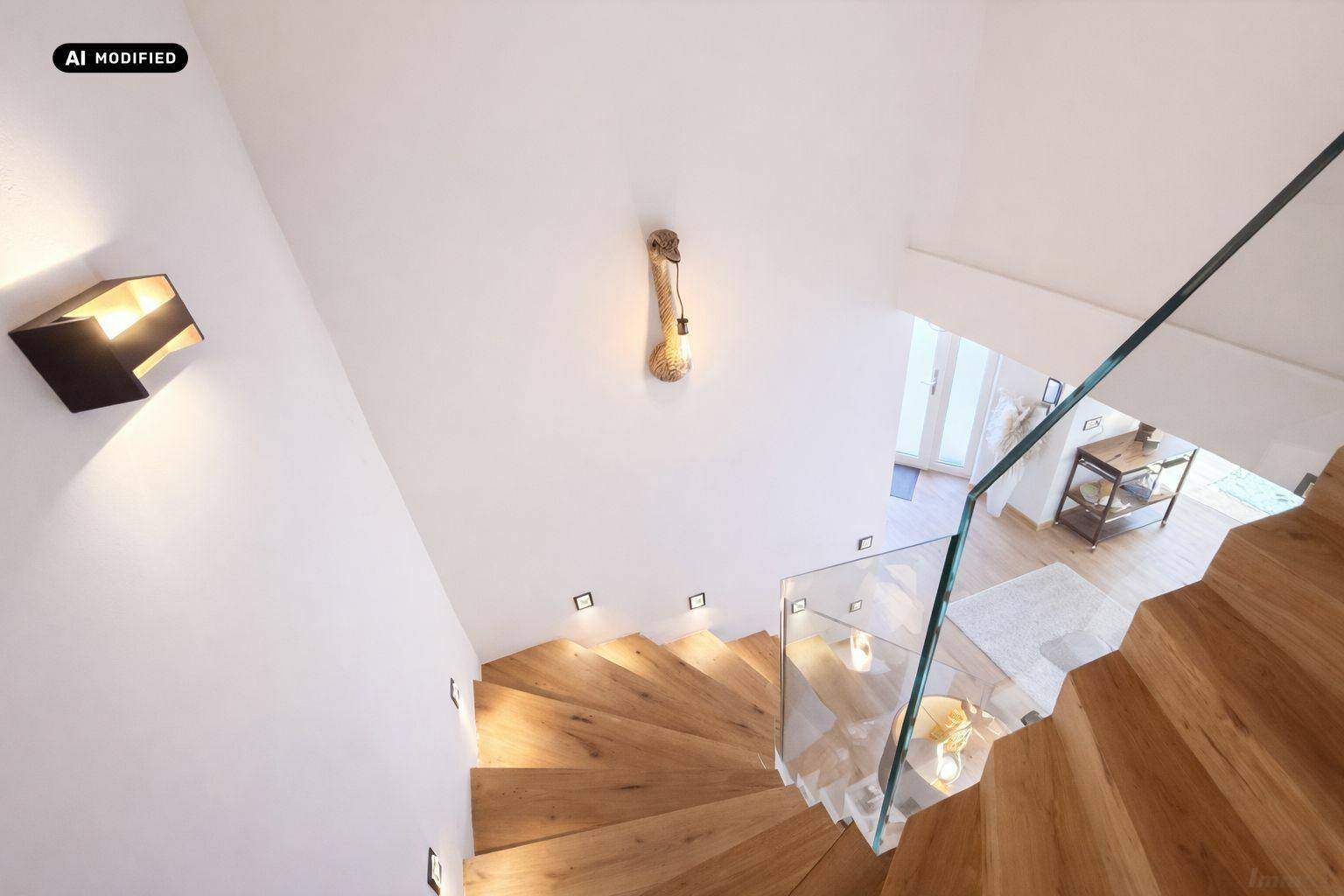 Moderne Holztreppe mit Glasgeländer und stilvoller Beleuchtung, die nach unten führt.