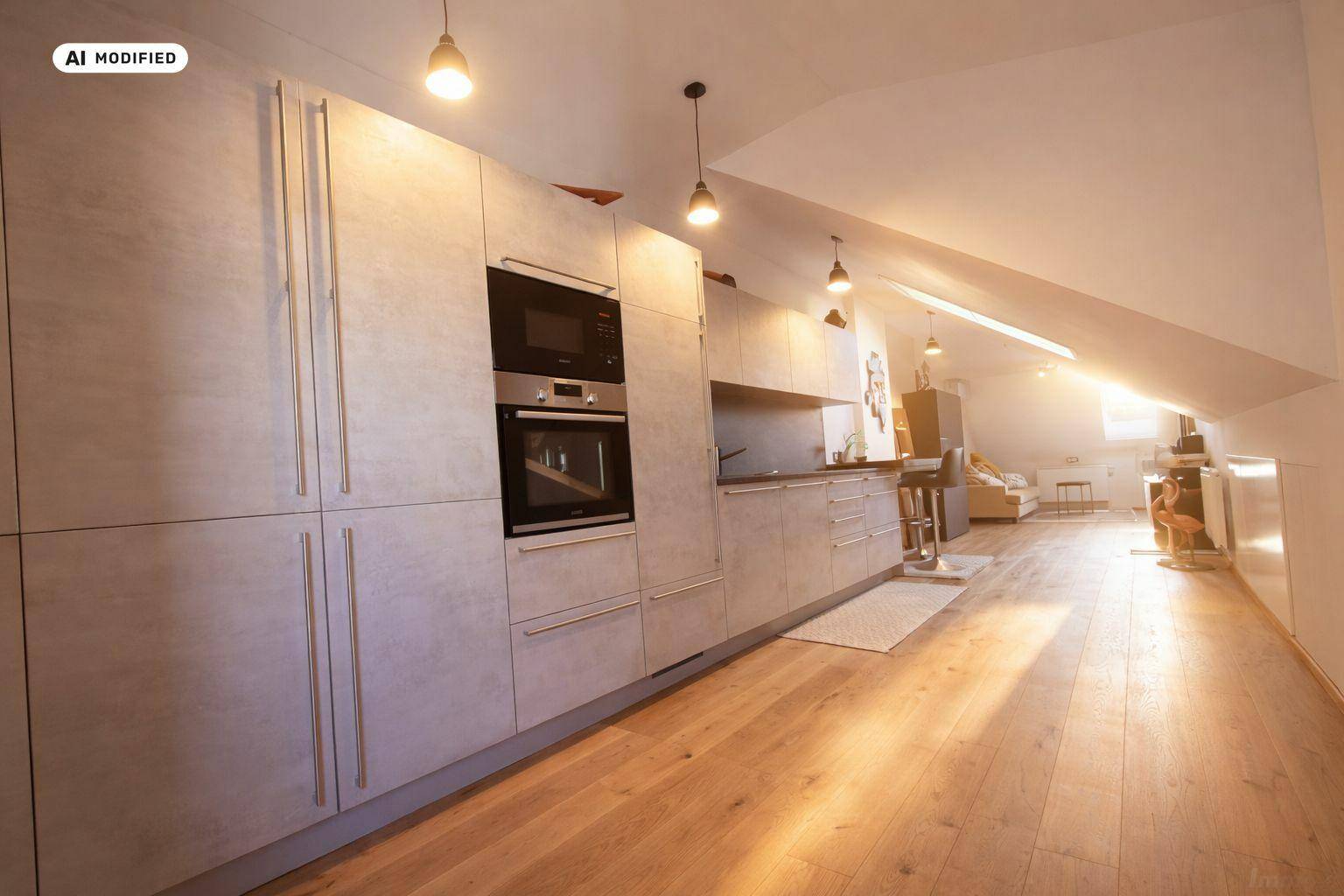 Moderne Küche mit Einbaugeräten, Holzboden und Dachschräge in offenem Wohnbereich.