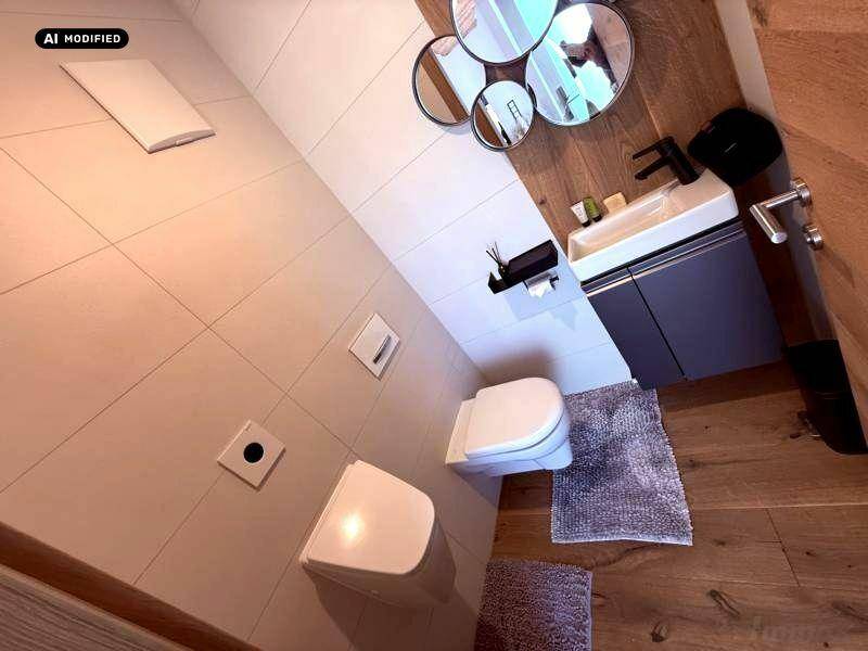 Modernes Gäste-WC mit Holzboden, Wand-WC und stilvollen Spiegeln.