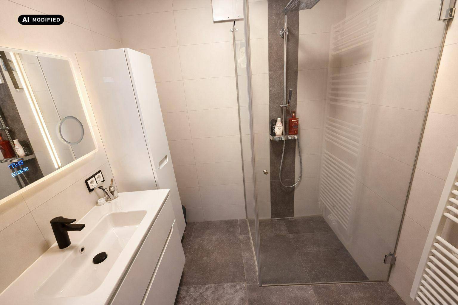 Modernes Badezimmer mit ebenerdiger Dusche, Waschtisch und weißen Fliesen.