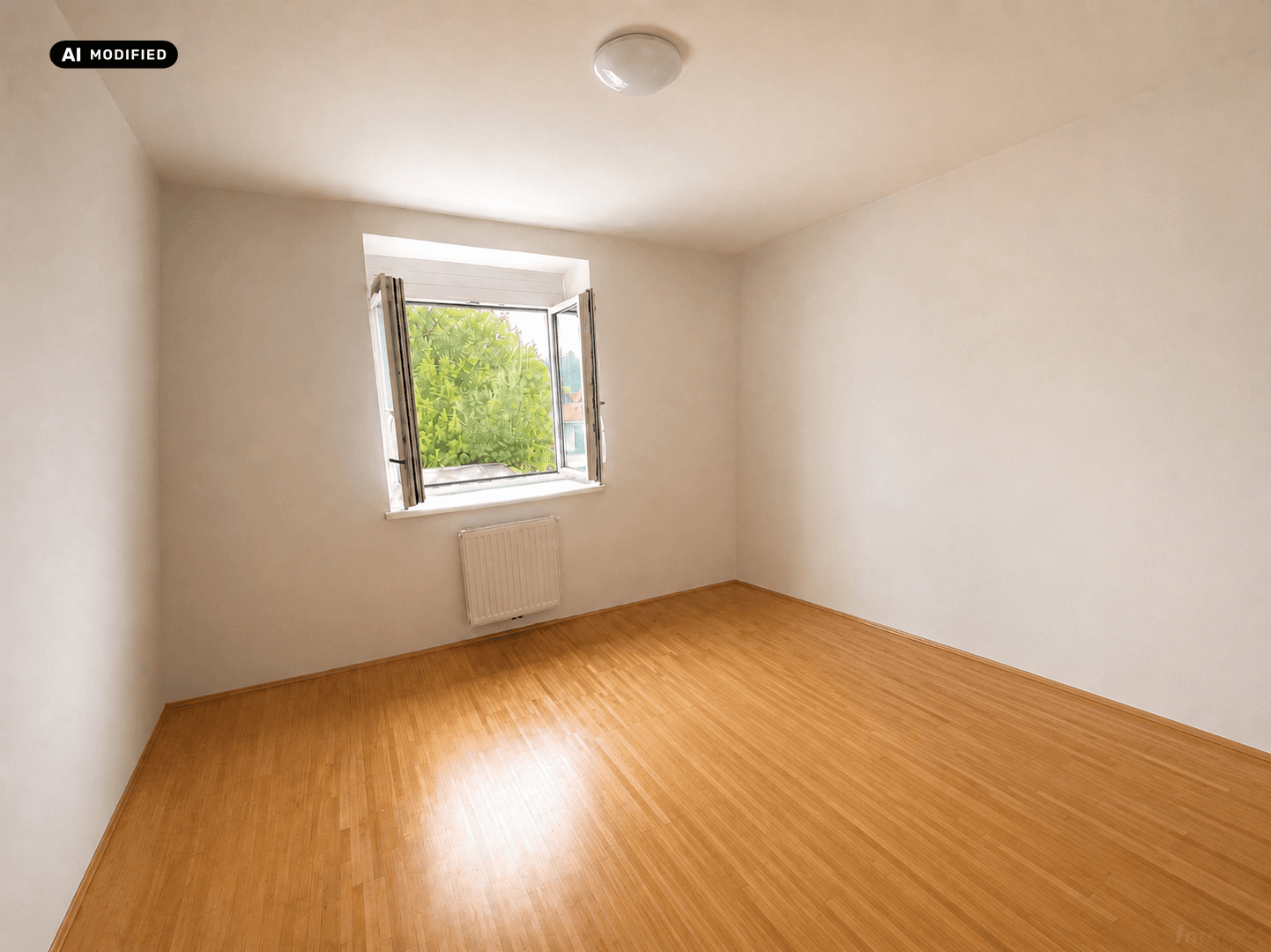 Leeres Zimmer mit Holzboden und einem Fenster, das viel Tageslicht hereinlässt.