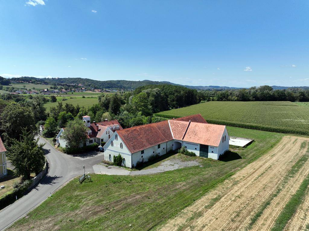 Weitläufige Luftaufnahme des Anwesens umgeben von Feldern und ländlicher Idylle.