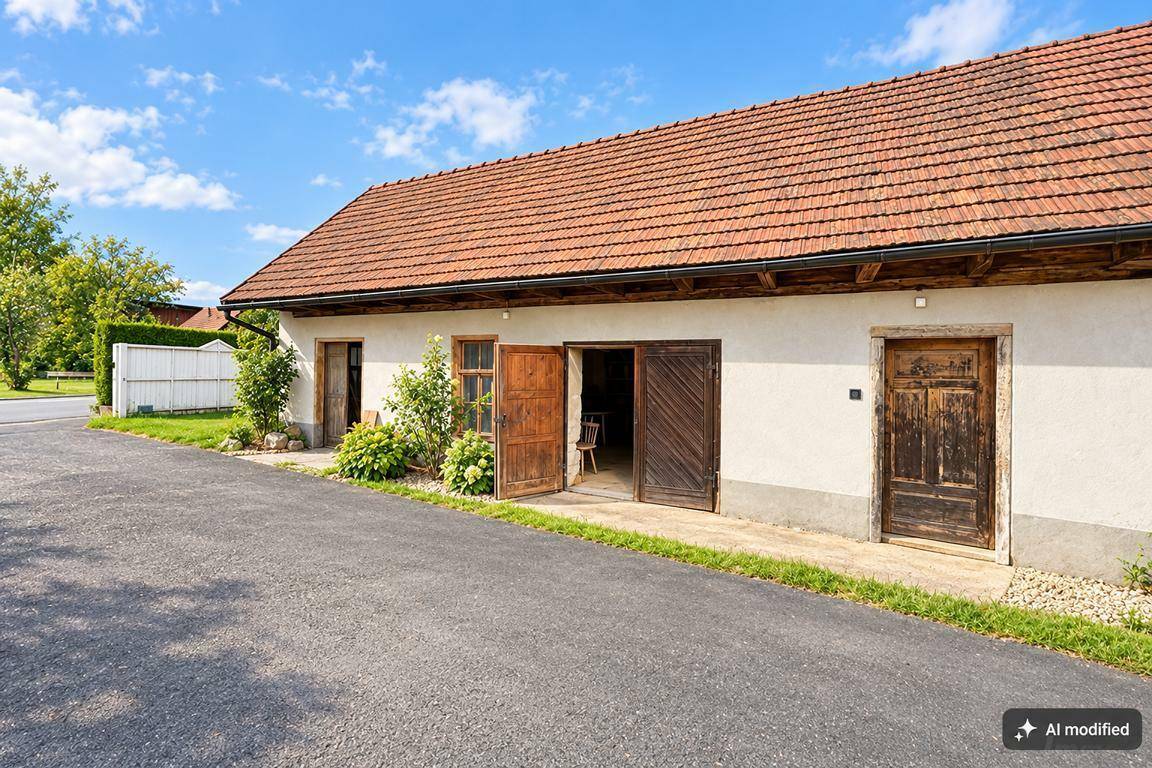 Ländliches Bauernhaus mit offenem Scheunentor