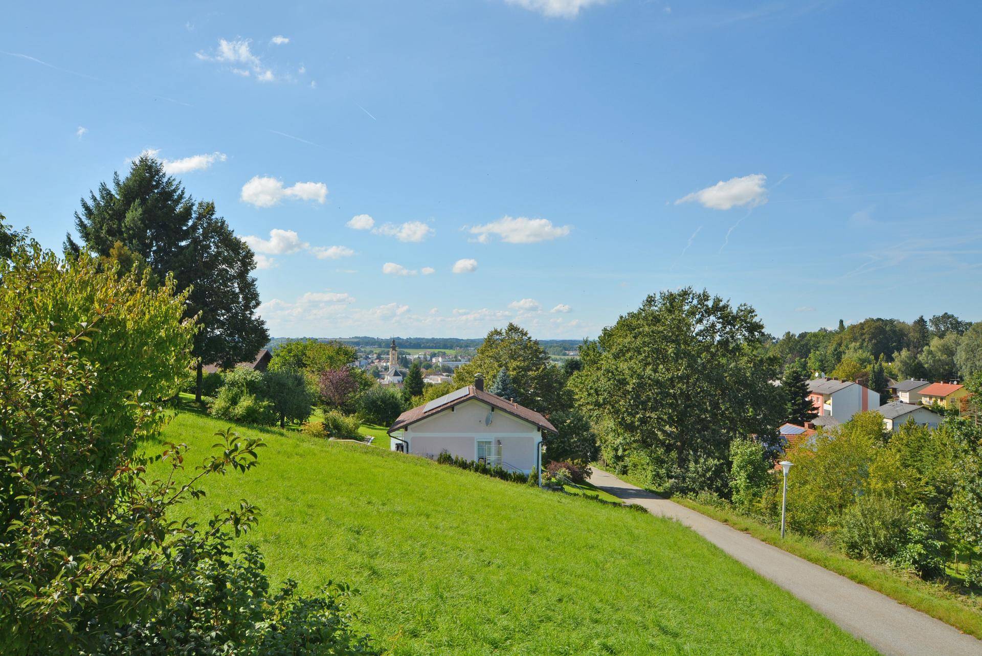 Aussicht zum angrenzenden Grundstück und in den Ort