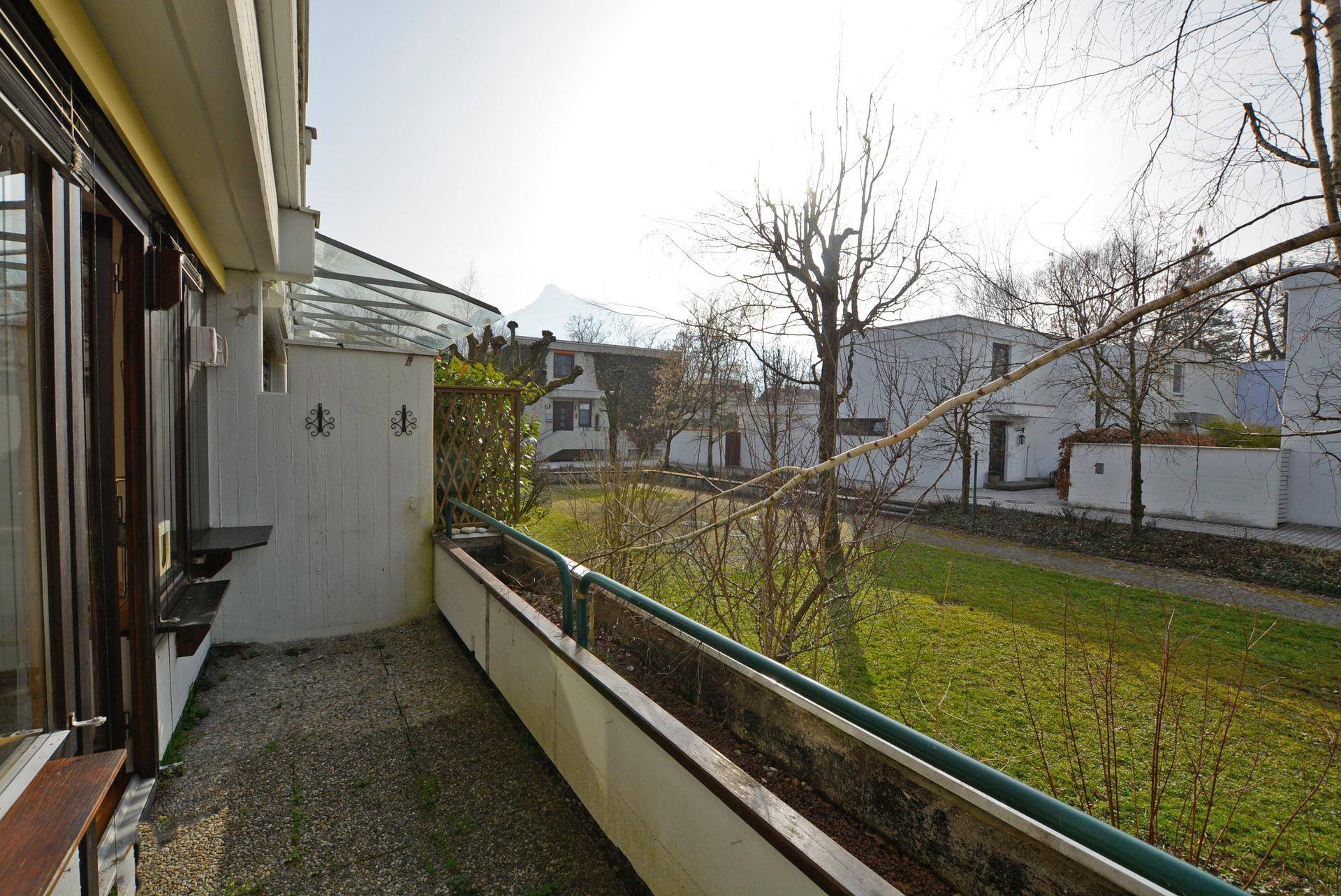 Ausblick in den grünen Innenhof und Richtung Untersberg