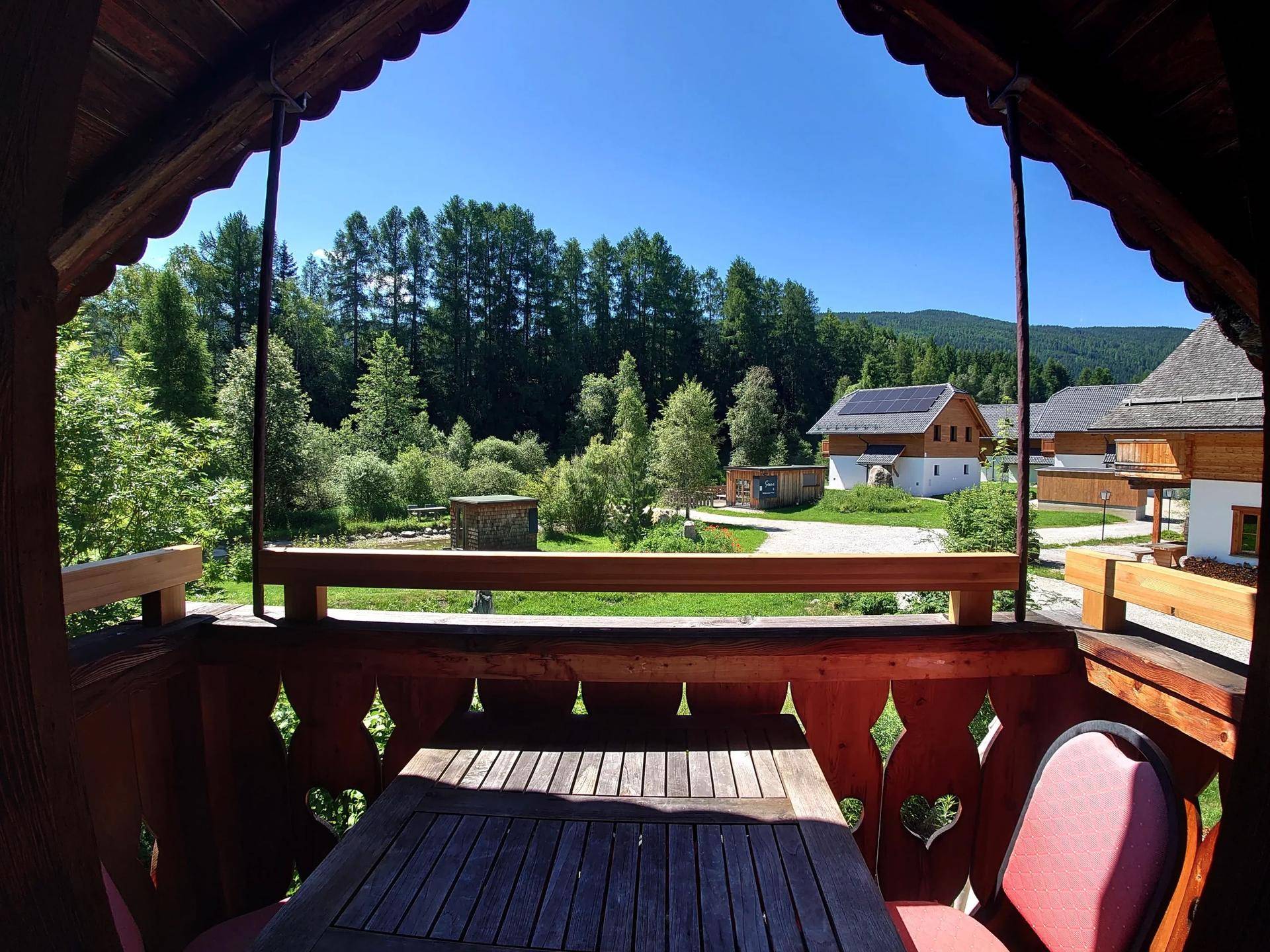 Aussicht vom Balkon zum Schwimmteich