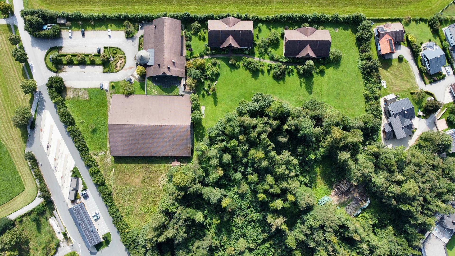 Übersicht der gesamten Anlage aus der Vogelperspektive mit Gebäuden, Grünflächen und Parkplätzen.