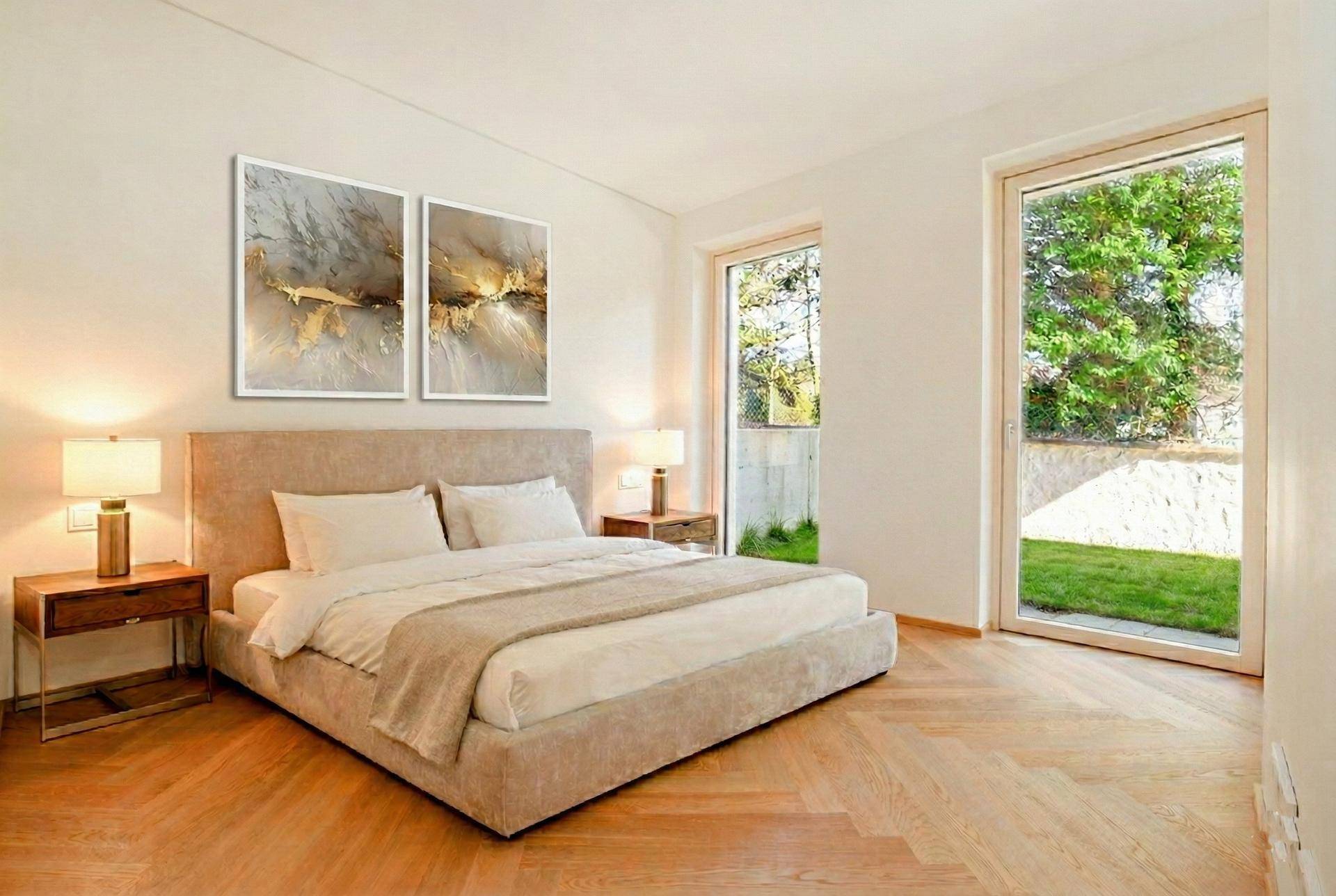 Geräumiges Schlafzimmer mit großem Bett, Fischgrätparkett und bodentiefen Fenstern zum Garten.