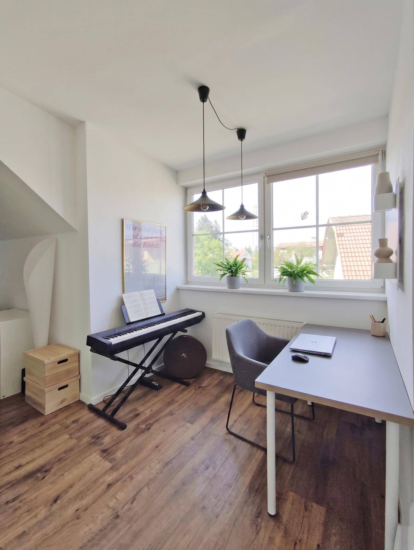 Helles Arbeitszimmer mit Schreibtisch, Stuhl und einem Keyboard, ideal für Home-Office oder Musik.