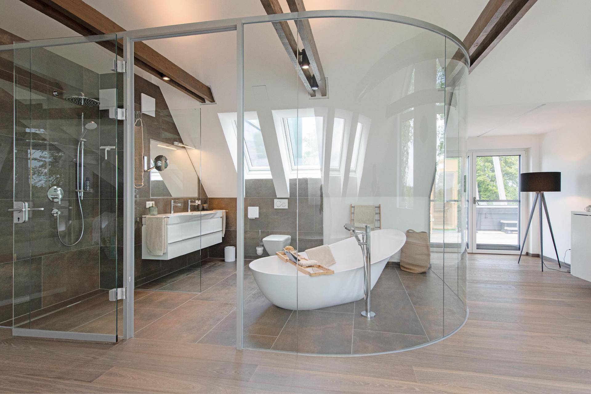 Luxuriöses Badezimmer mit Glasabtrennung, freistehender Wanne und separater Dusche.