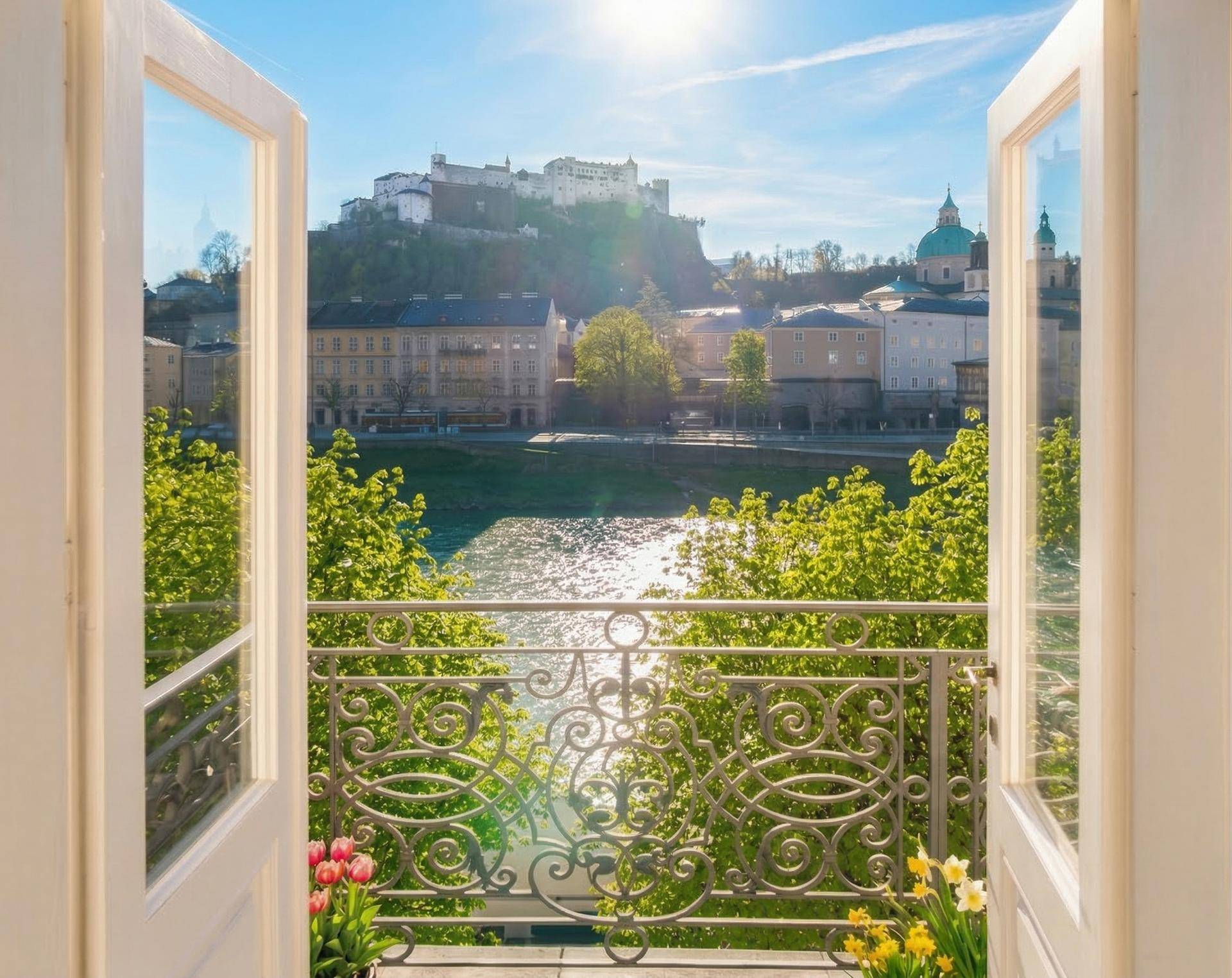 Sonniger Balkon mit schmiedeeisernem Geländer und atemberaubendem Blick auf die Stadt, den Fluss und die Festung.