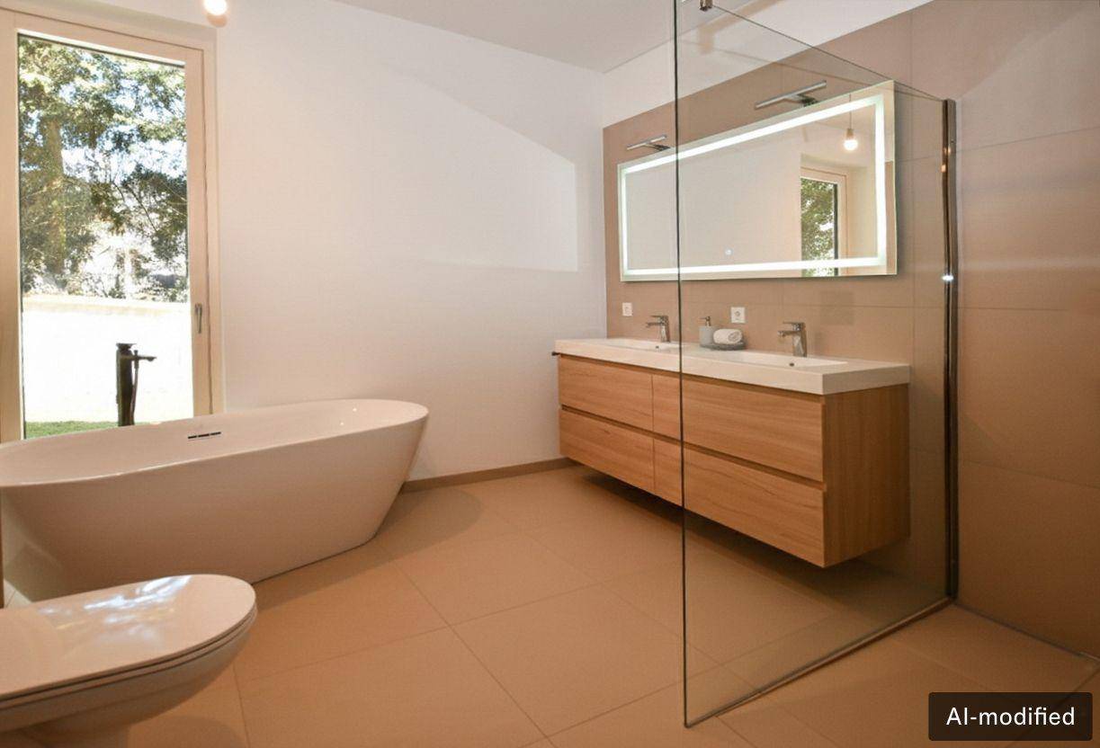 Modernes Badezimmer mit freistehender Badewanne, Doppelwaschbecken, begehbarer Dusche und großem Fenster.