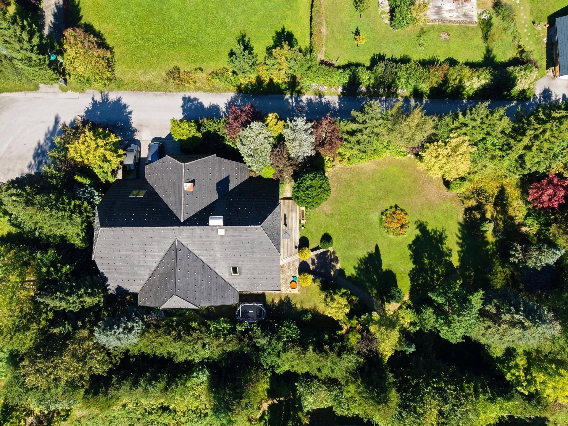 Luftaufnahme des Anwesens mit großem Garten, umgeben von Bäumen und viel Grün.