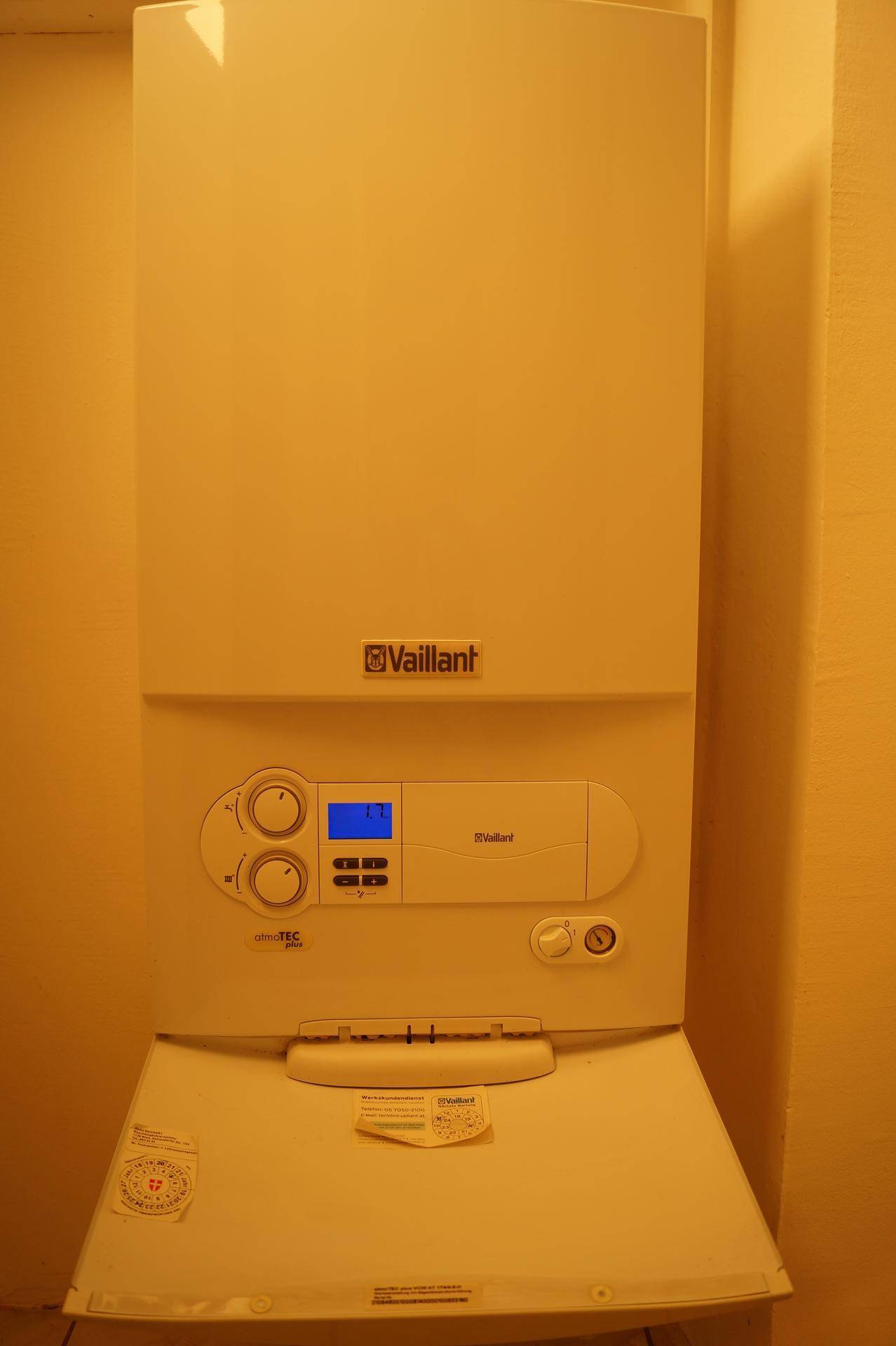 Vaillant Heizungsanlage in einem Technikraum, sorgt für Warmwasser und Heizung.