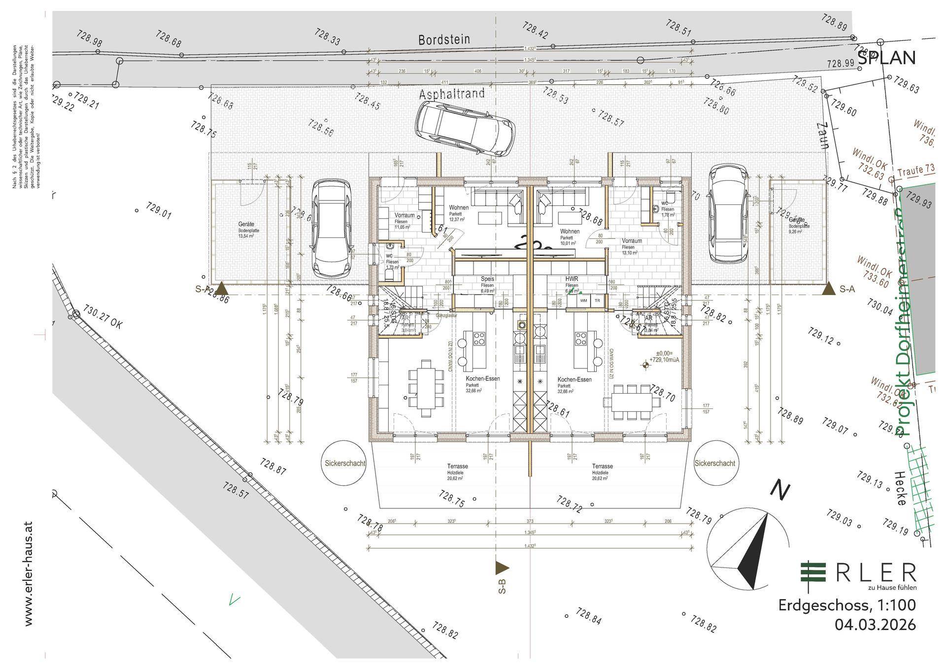 Grundriss des Erdgeschosses eines Doppelhauses mit offenem Wohnbereich, Terrassen und Stellplätzen.