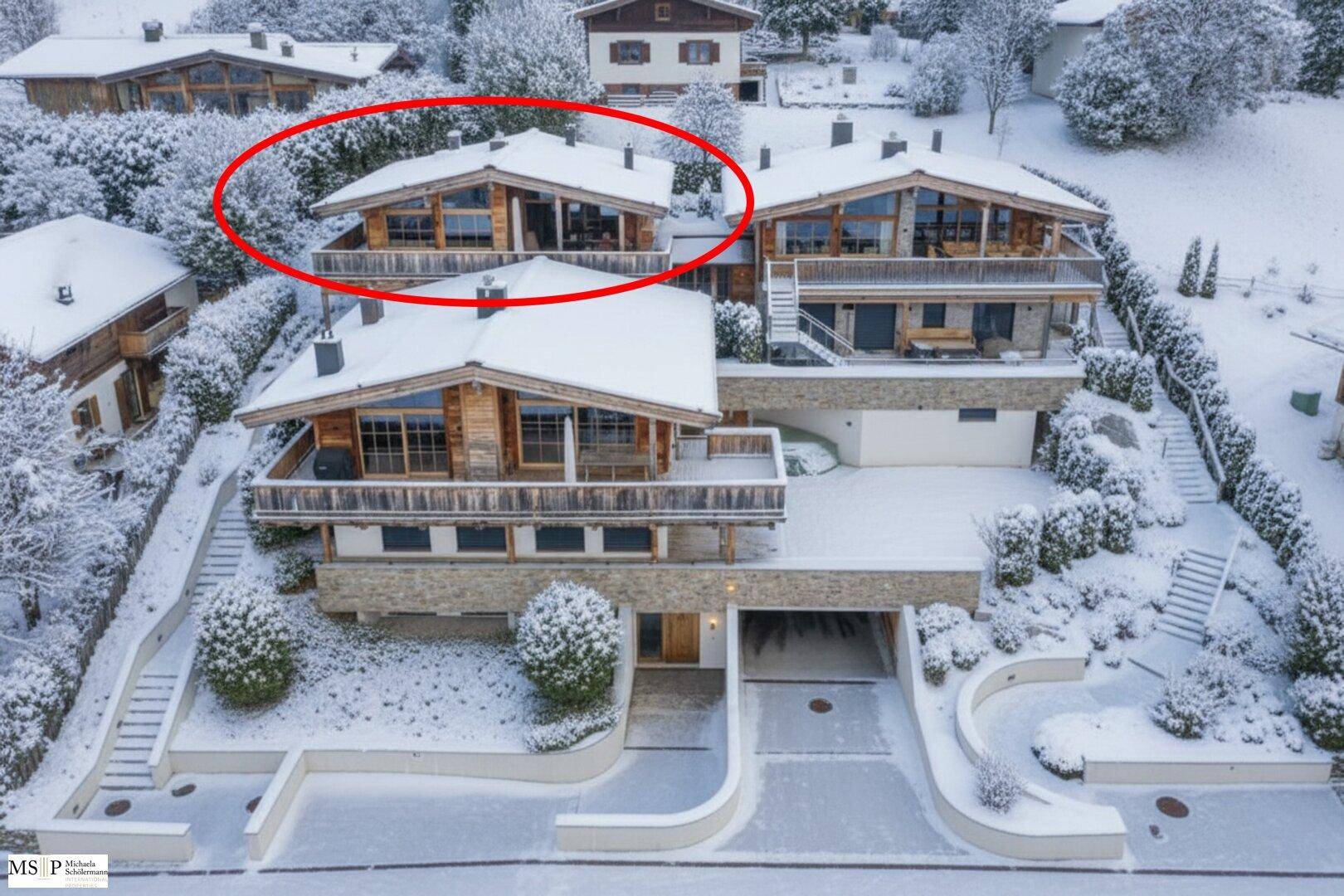 Luxuriöses Chalet-Anwesen in verschneiter Berglandschaft mit mehreren Gebäuden.