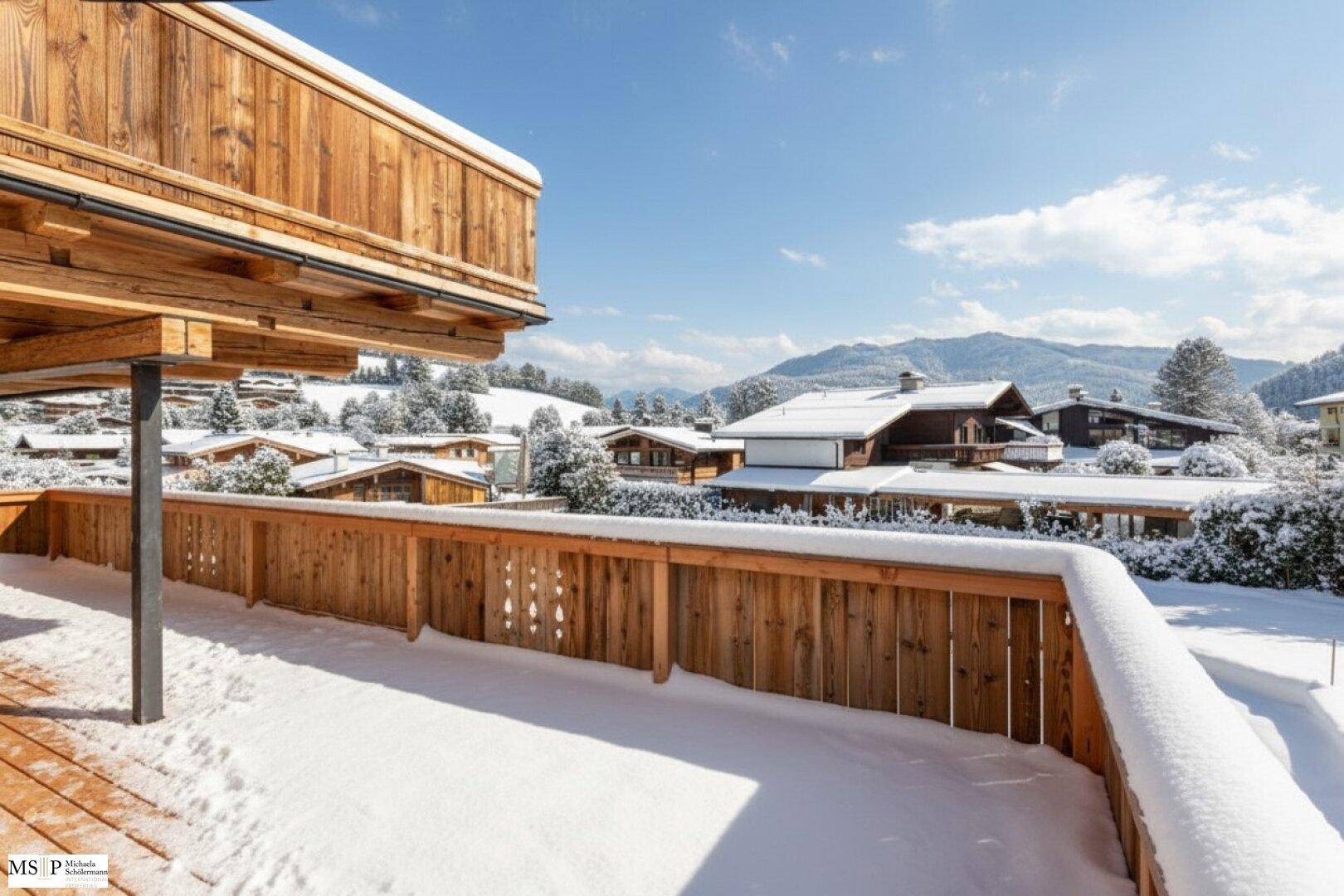 Winterlicher Balkon mit Schnee bedeckt, bietet einen malerischen Blick auf die verschneite Berglandschaft.