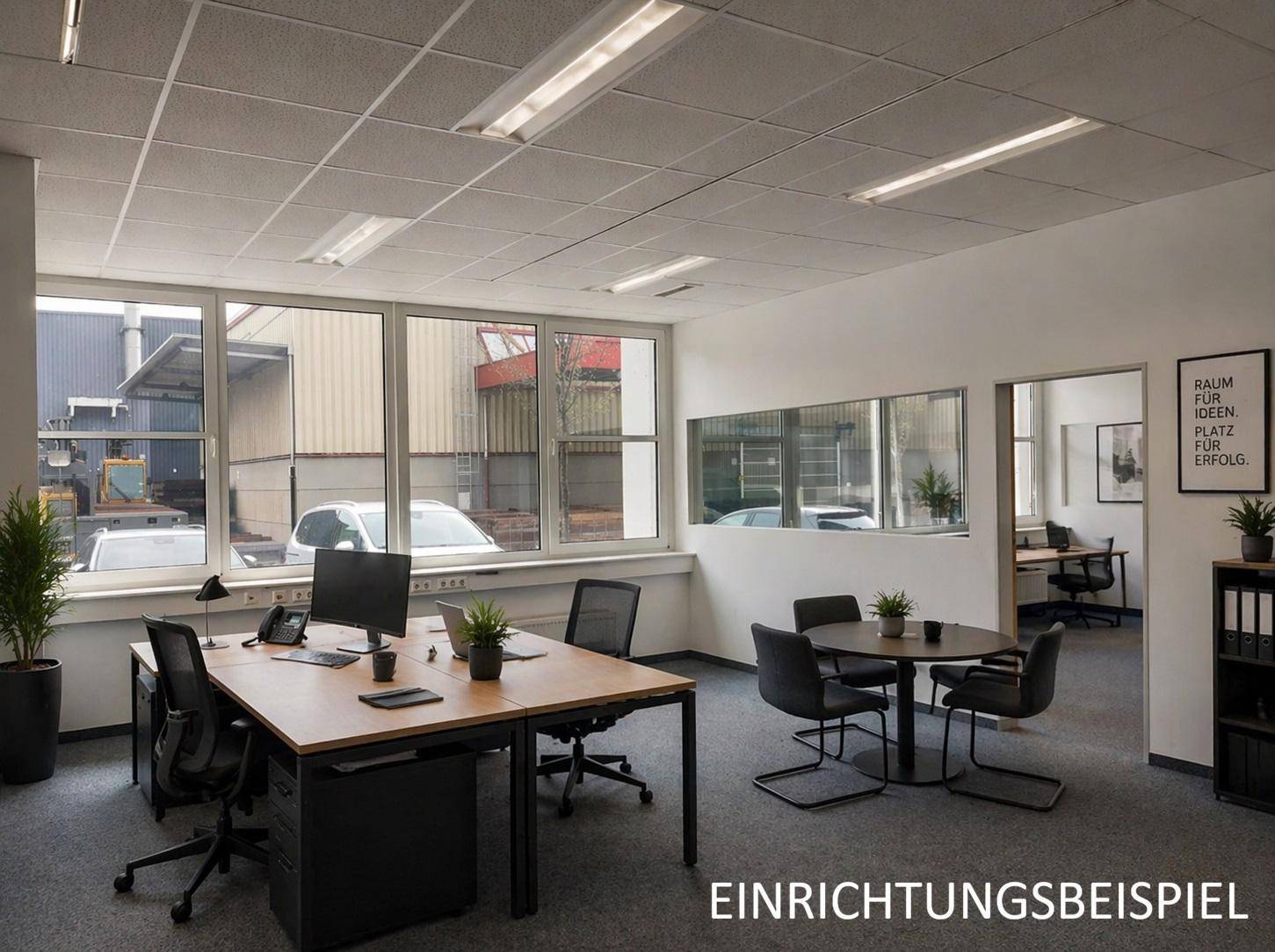 Geräumiges Büro mit mehreren Arbeitsplätzen und einem Besprechungsbereich, großen Fenstern und Teppichboden.