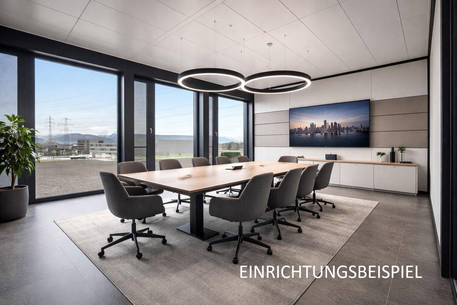 Modern eingerichteter Konferenzraum mit großem Tisch, bequemen Stühlen und einem Flachbildschirm an der Wand.