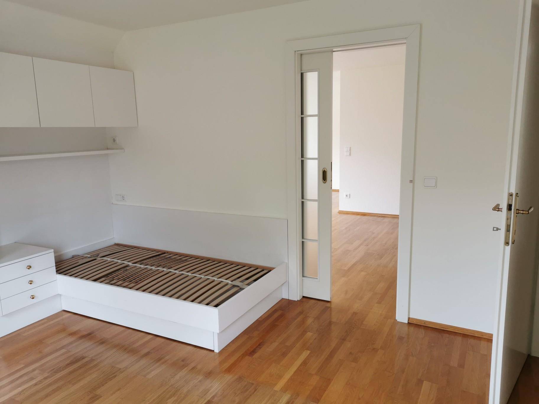 2. Schlafzimmer mit Schiebetür