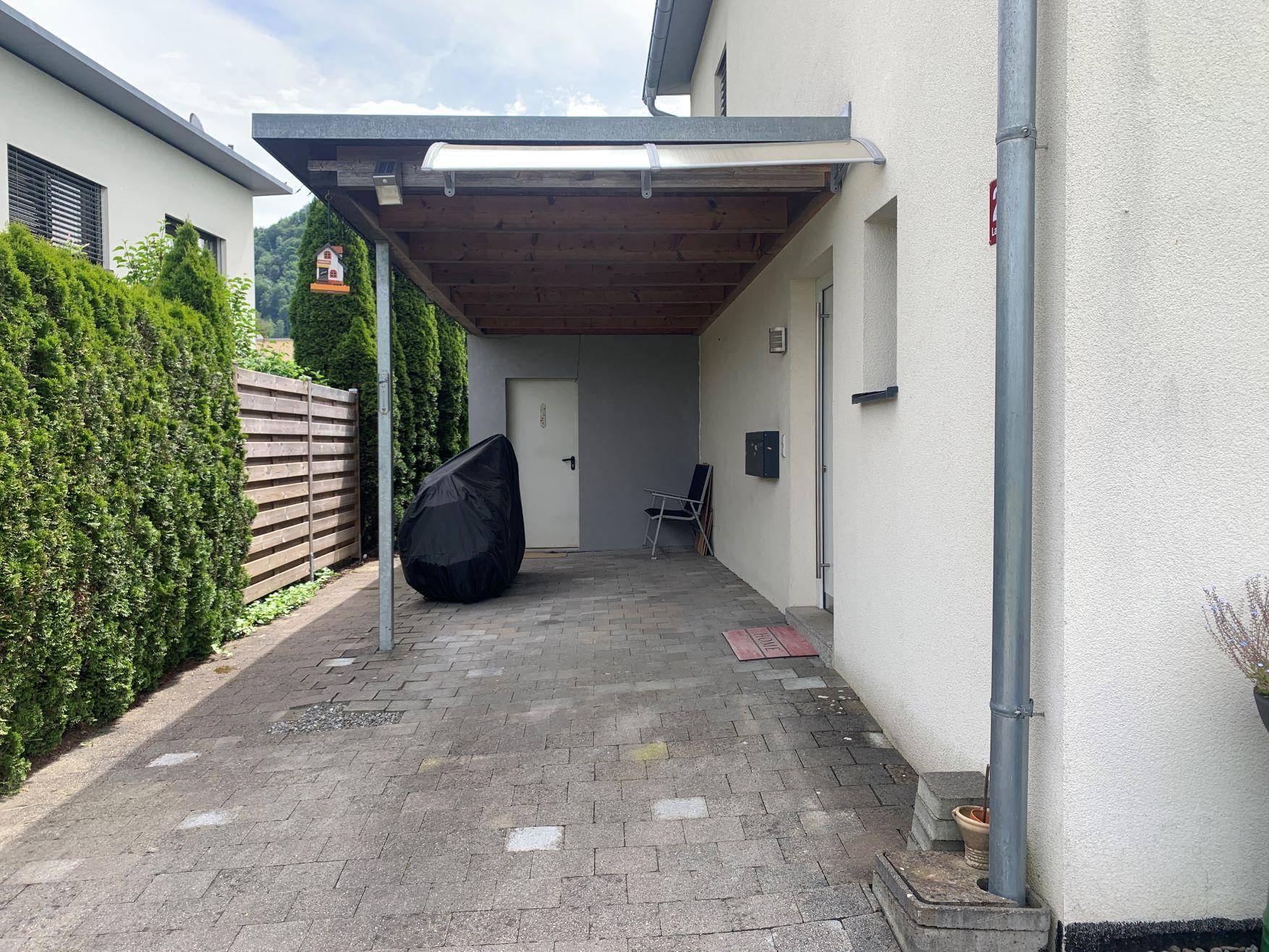 Eingangsbereich + Carport