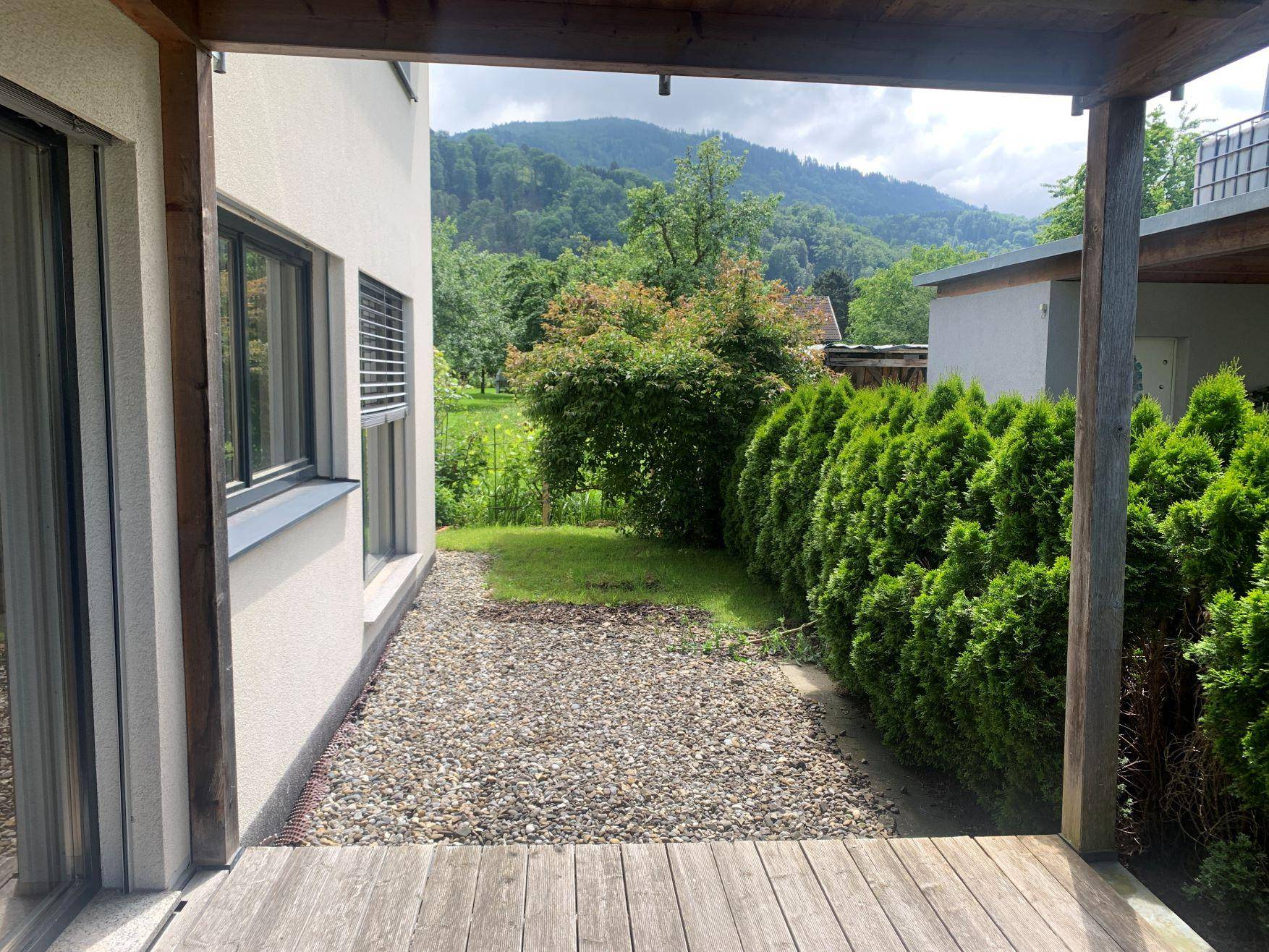 Terrasse mit kleiner Gartenfläche