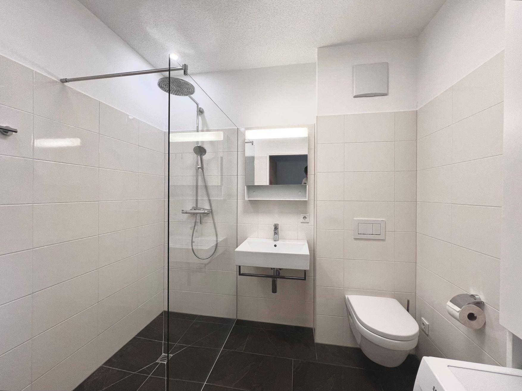 Badezimmer mit ebenerdiger gefliester Dusche