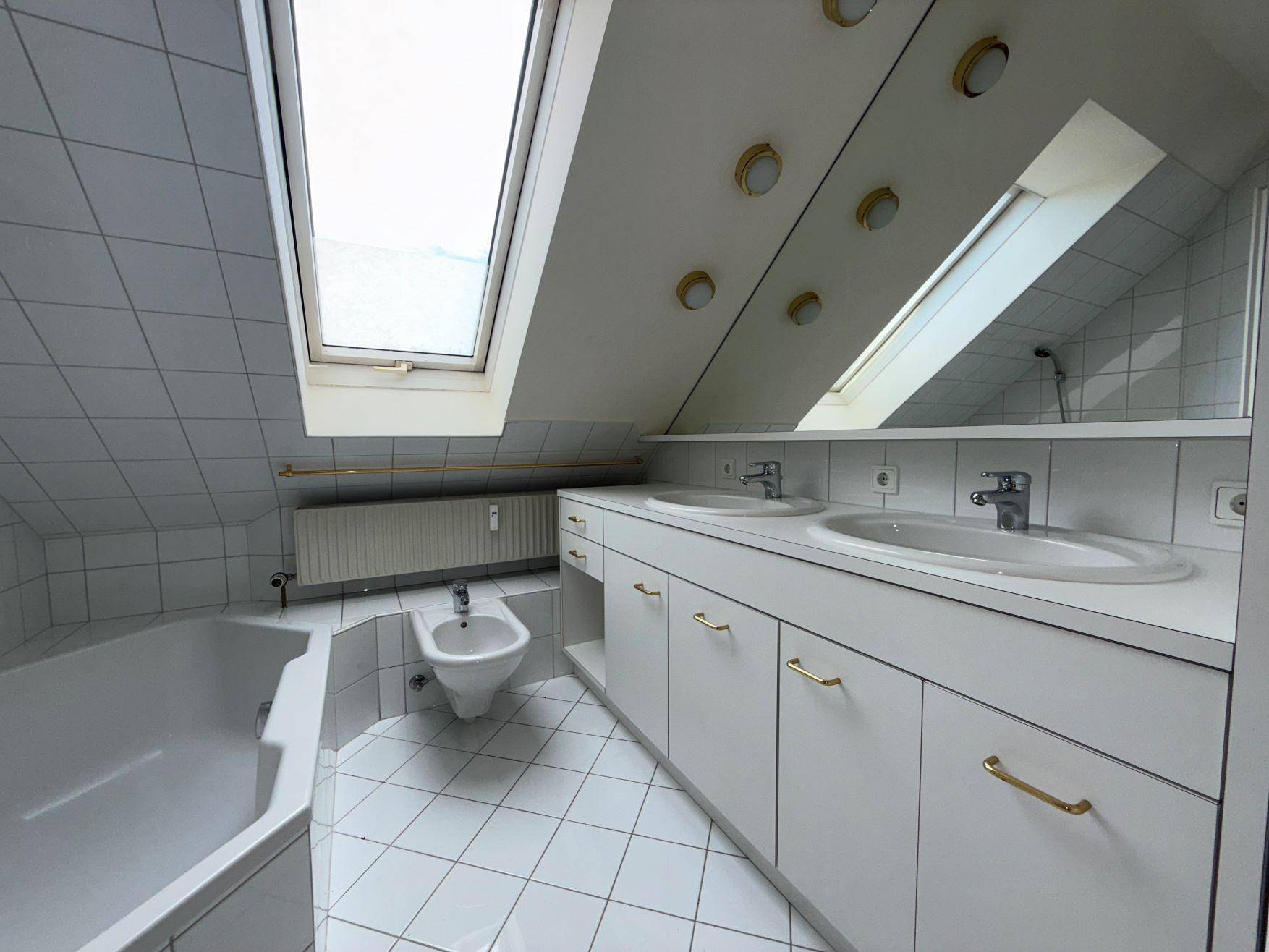 helles Badezimmer mit Fenster