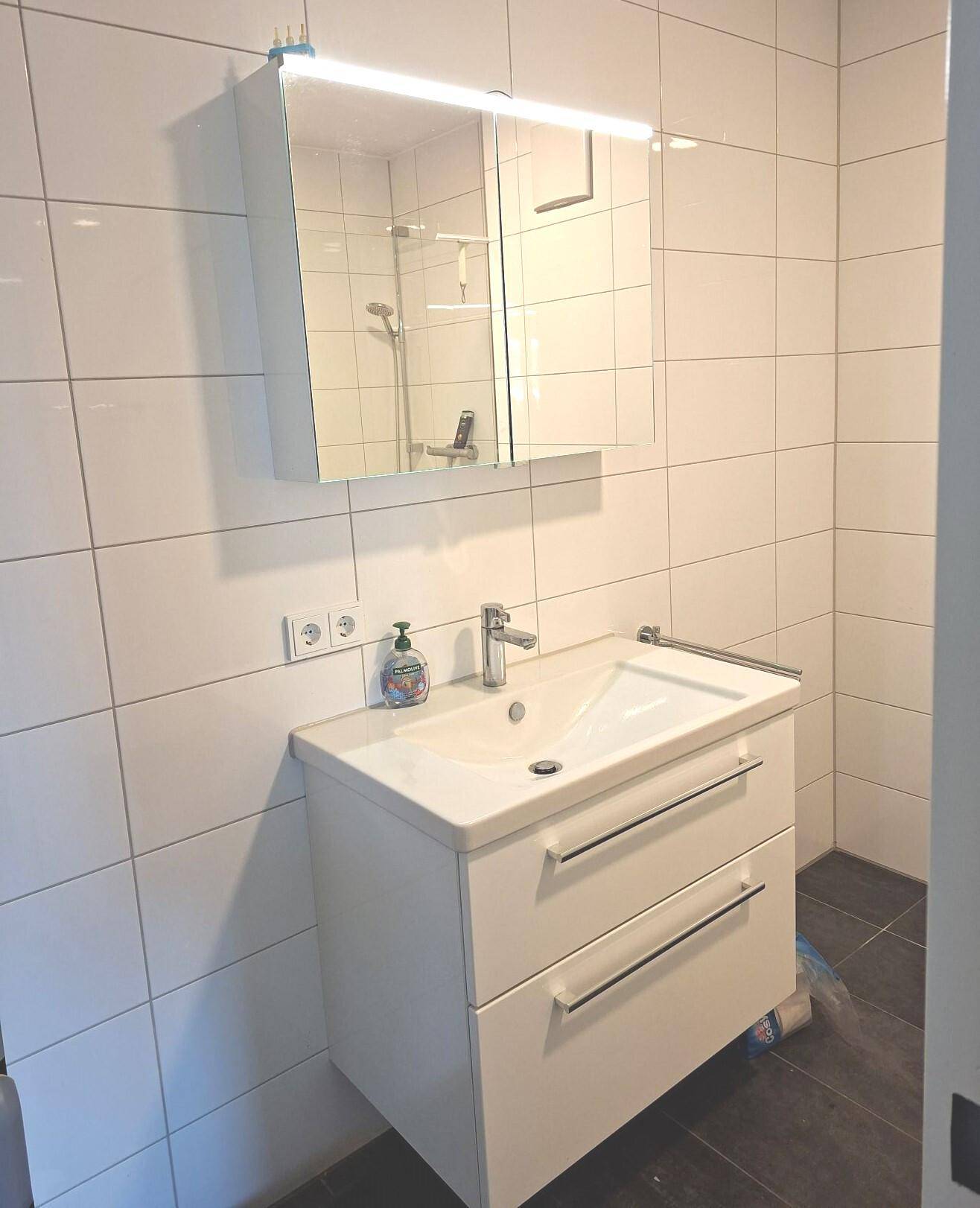 Waschbecken mit Schrankverbau