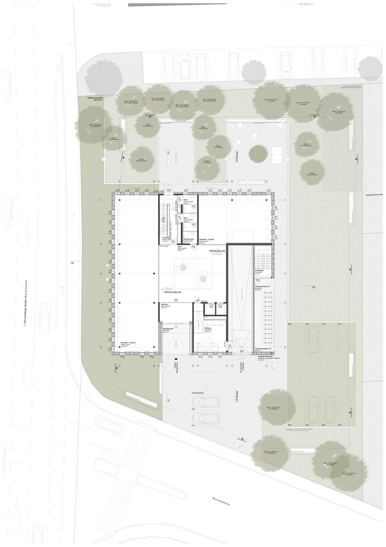 Detaillierter Grundriss des Erdgeschosses mit Gebäudelayout, Parkplätzen und Grünflächen.