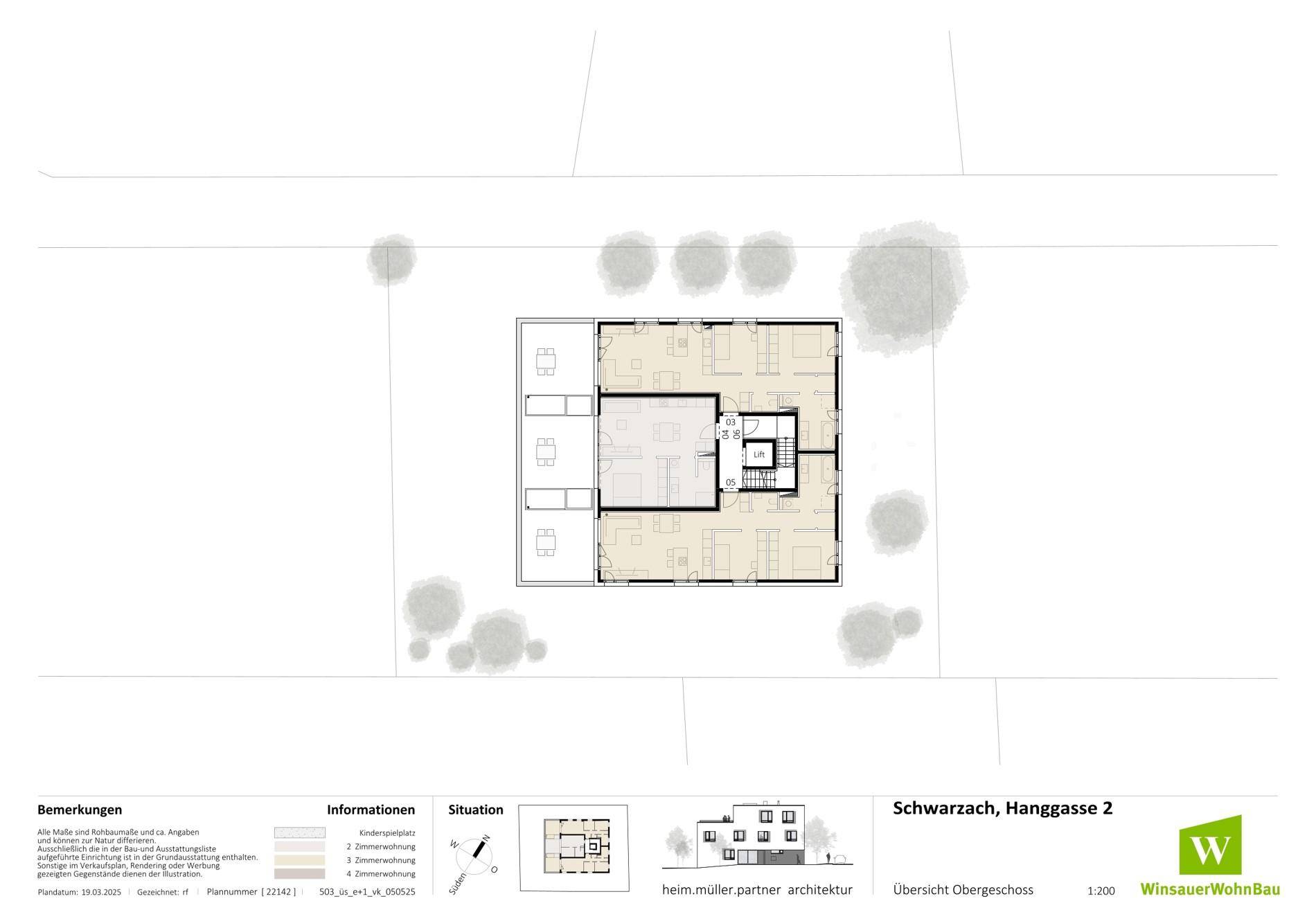 Übersichtsplan des Obergeschosses mit umliegender Grünfläche und eingezeichneten Parkplätzen.