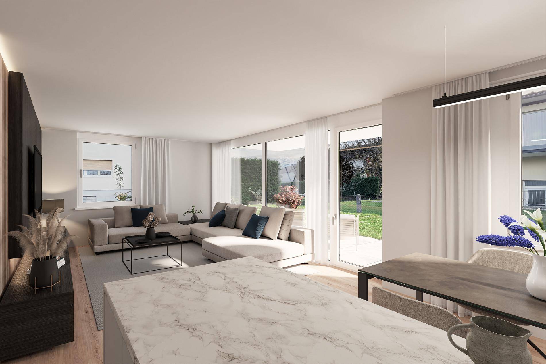 Heller, offener Wohn-Essbereich mit moderner Einrichtung, großem Sofa und Zugang zum Garten.