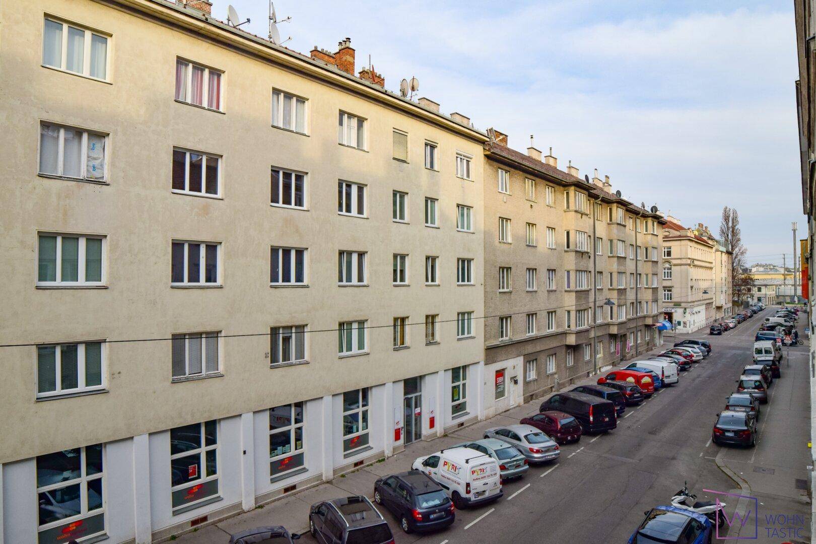 Ausblick auf die breite, verkehrsberuhigte Einbahnstraße.