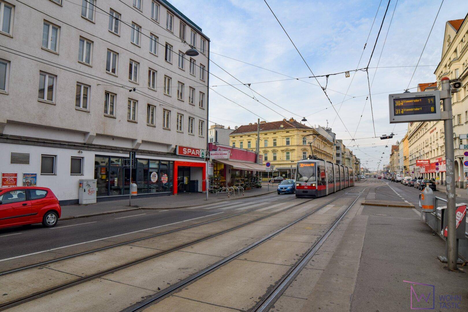 Umgebung: Brünner Straße mit vielen Geschäften des tägl. Bedarfs.