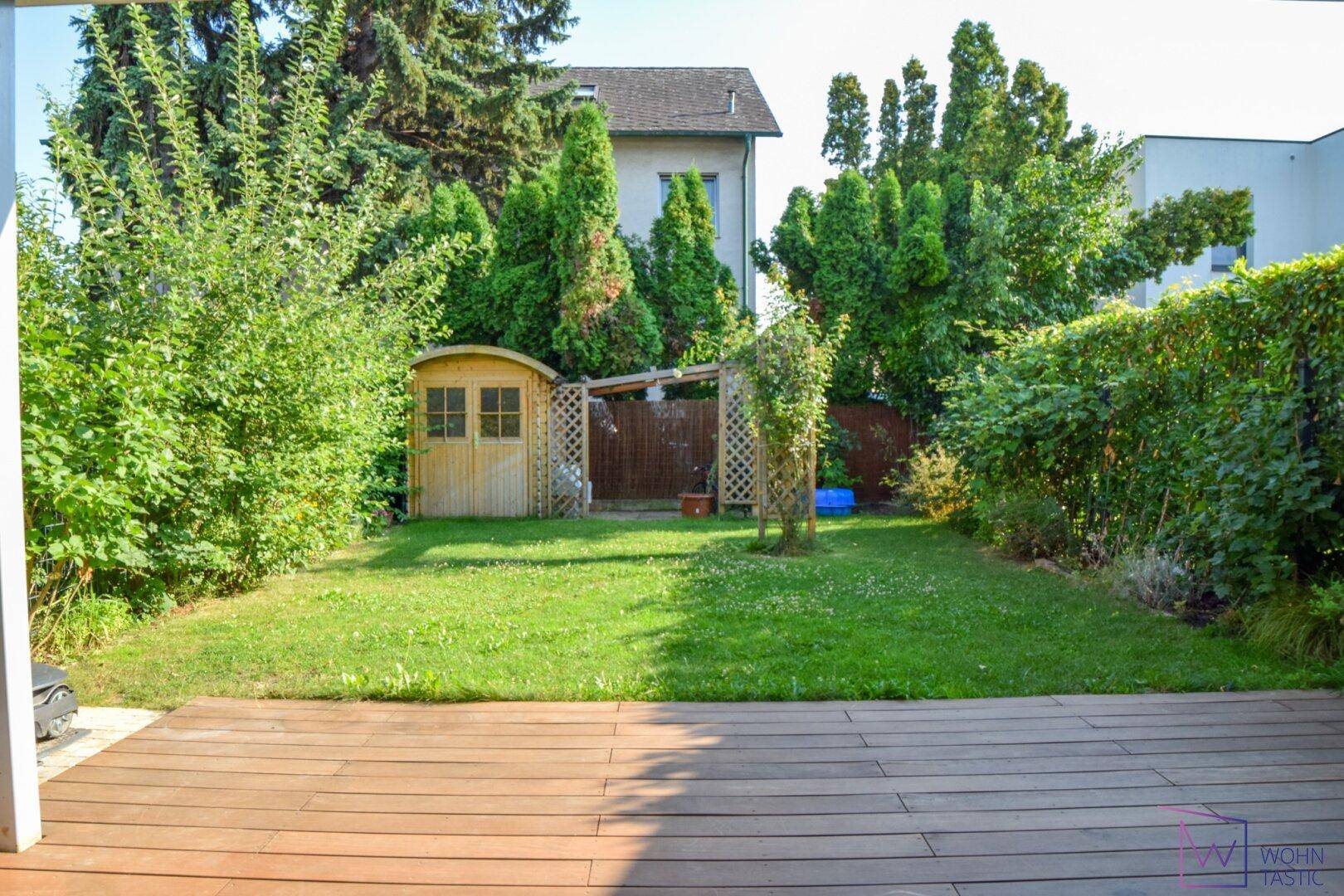 Große überdachte Terrasse.