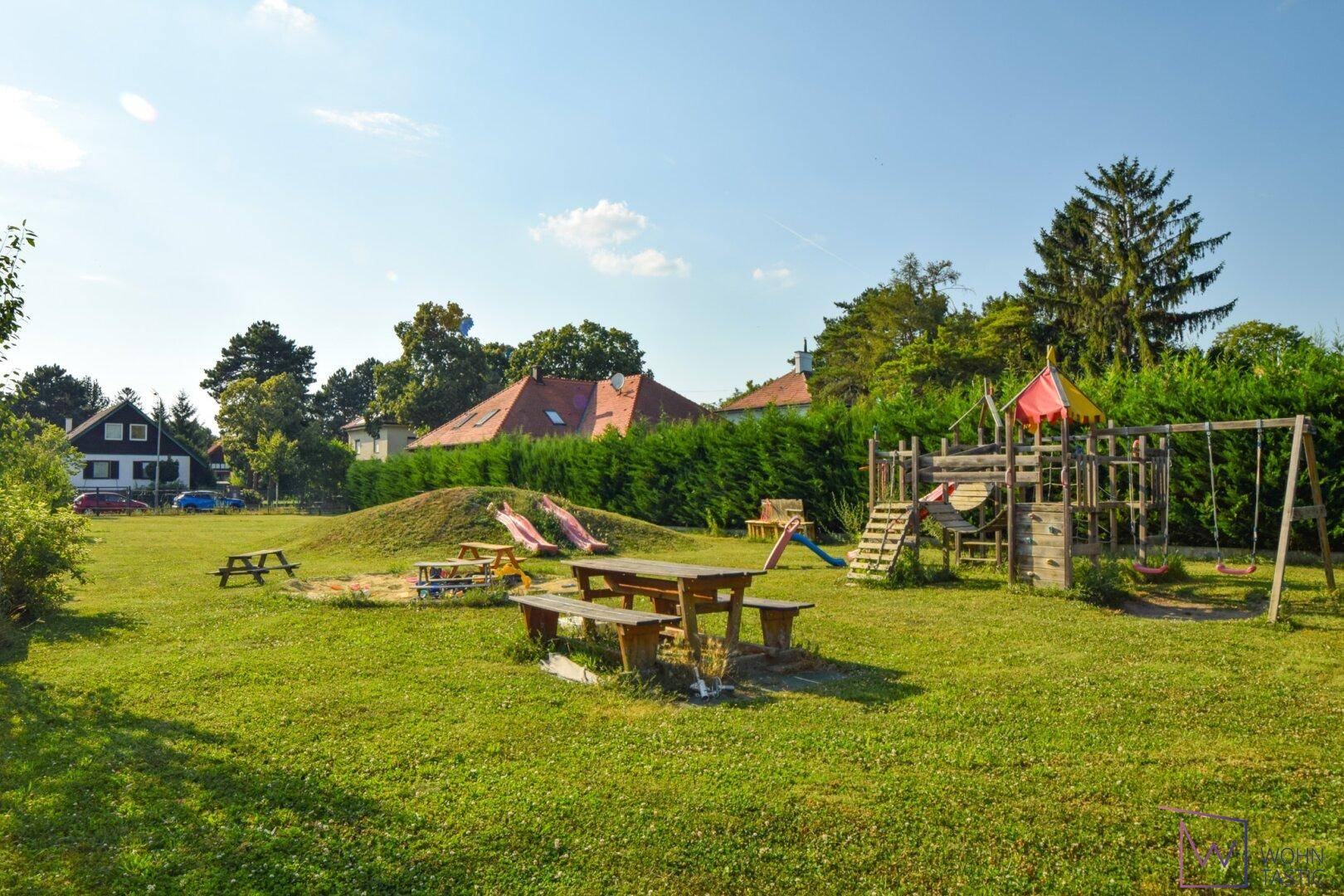 Großer, privater Erlebnisspielplatz.