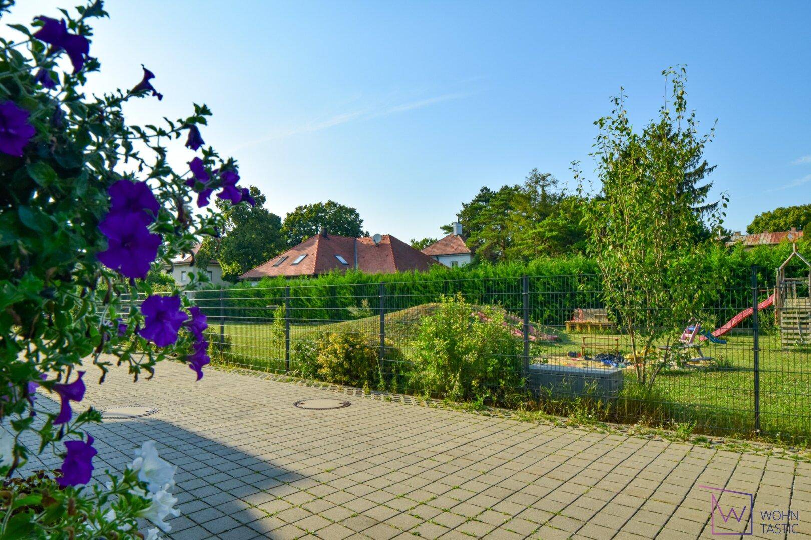 Private Zufahrtsstraße mit privatem Erlebnisspielplatz.