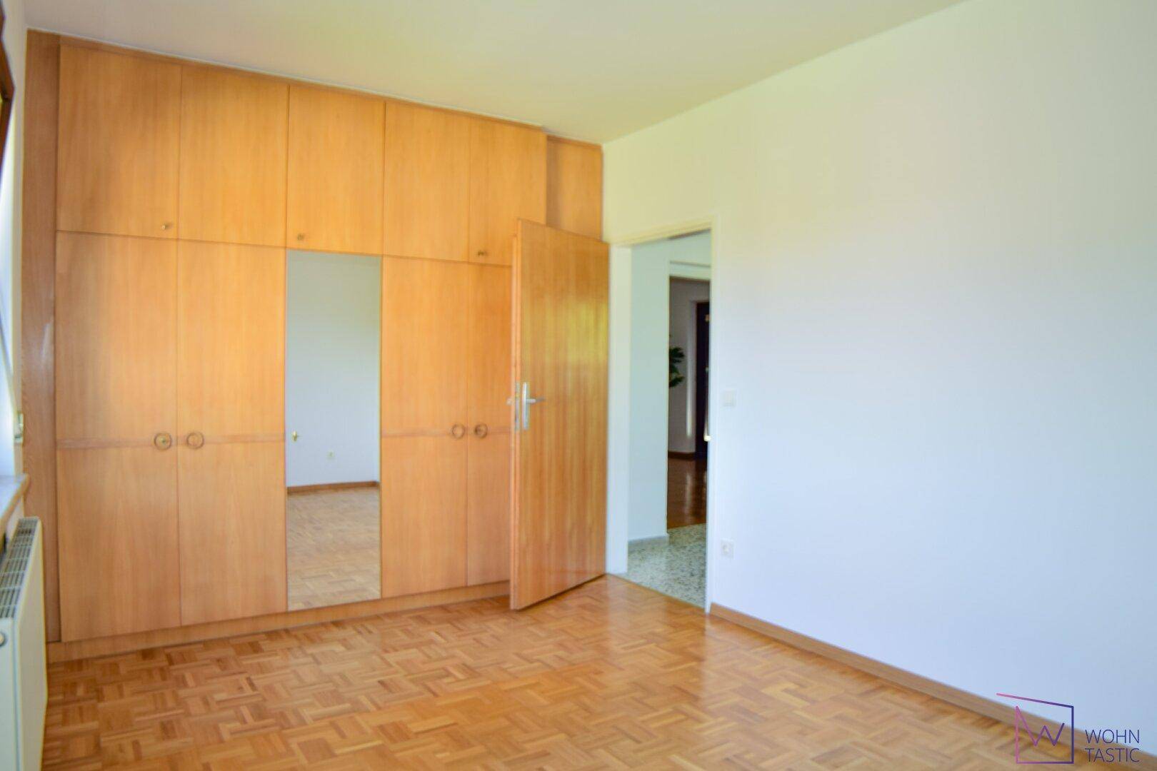 Zimmer 3 mit Einbauschrank.