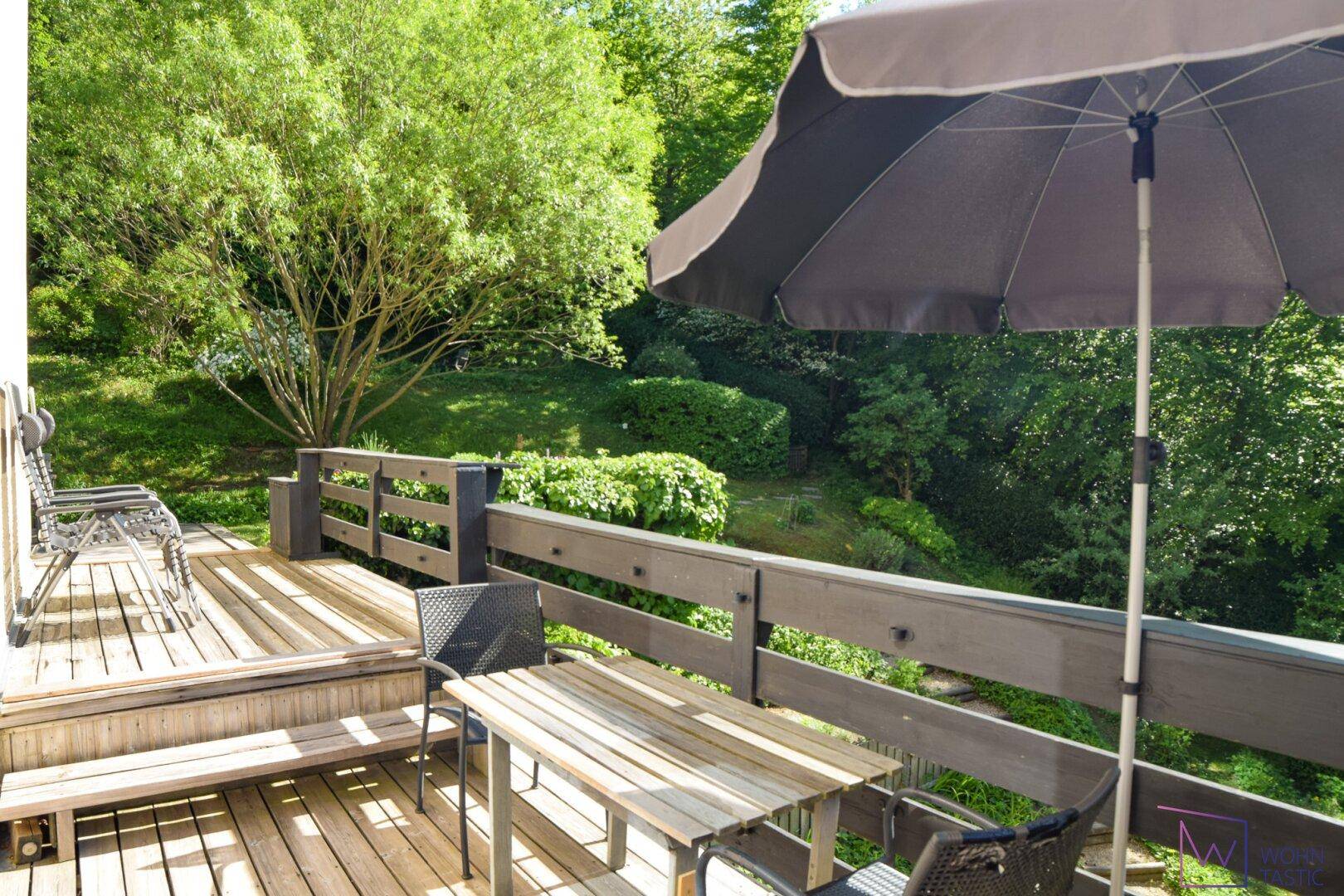 Blick von der Sonnen-Terrasse in den eigenen Garten