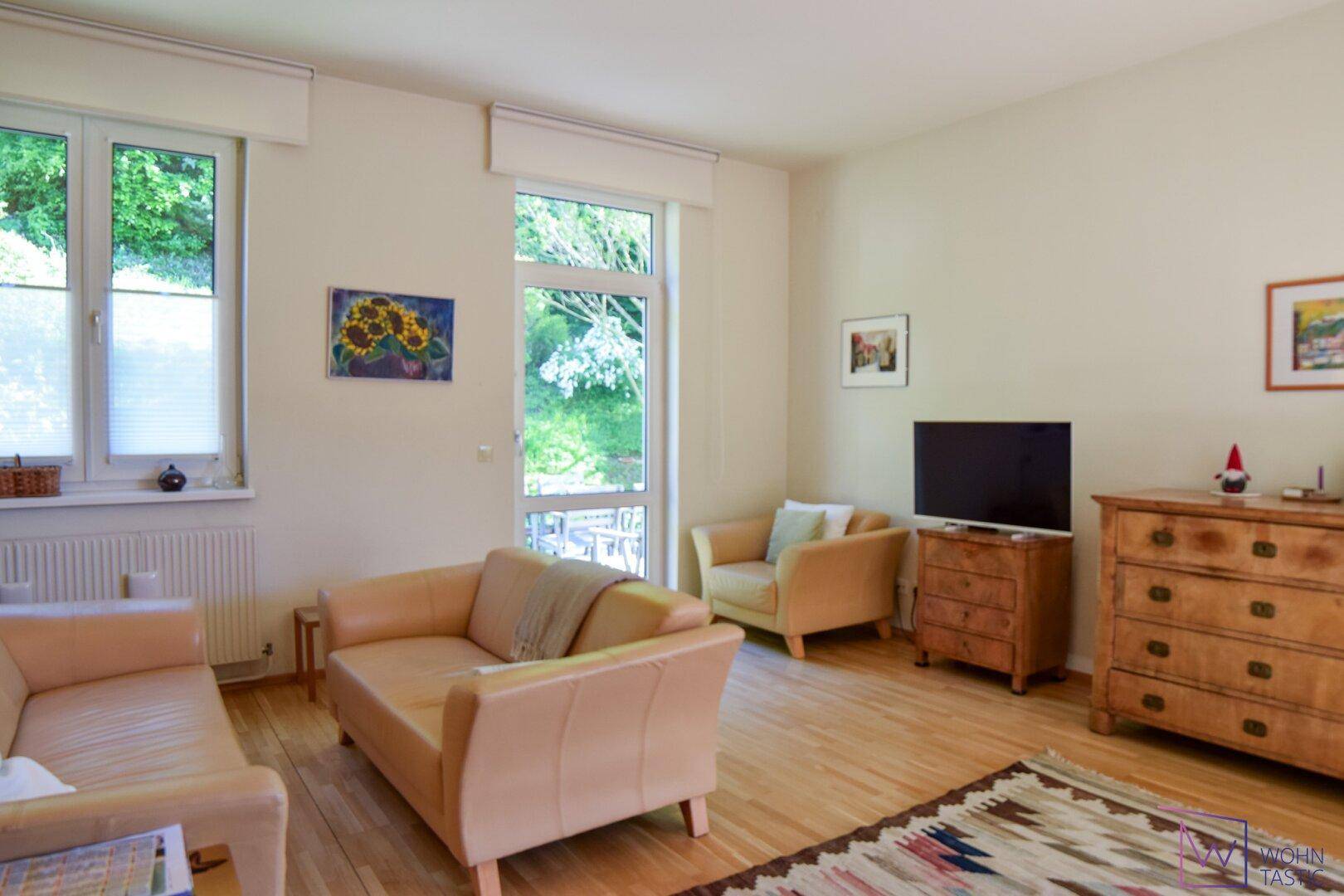 Wohnzimmer mit Zugang zum Garten