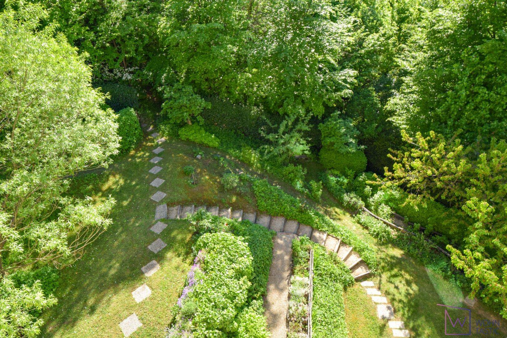 Blick von oben auf den Garten