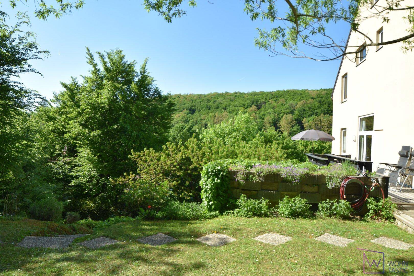 Blick auf die seitliche Sonnen-Terrasse