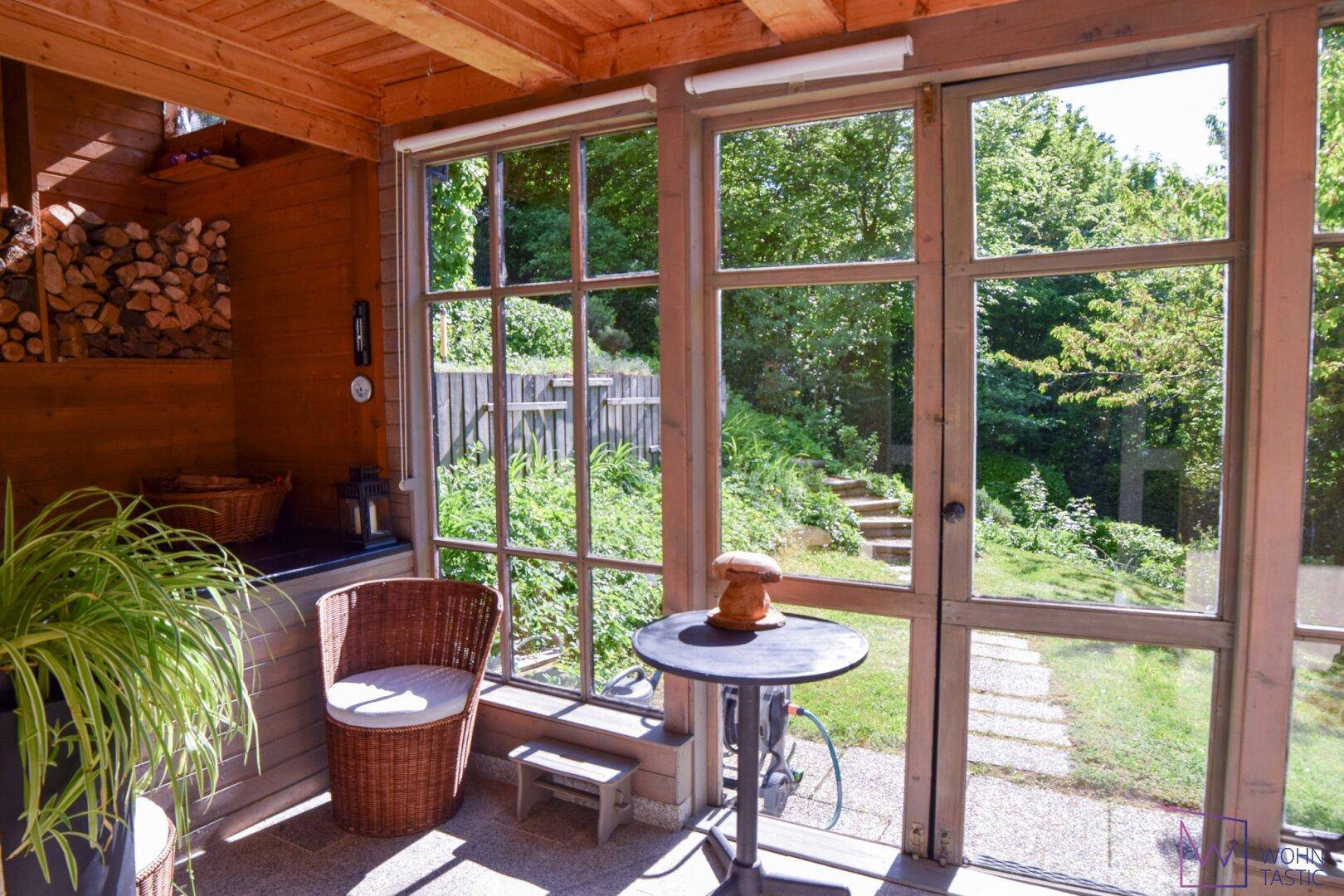 Windfang mit Blick in den Garten