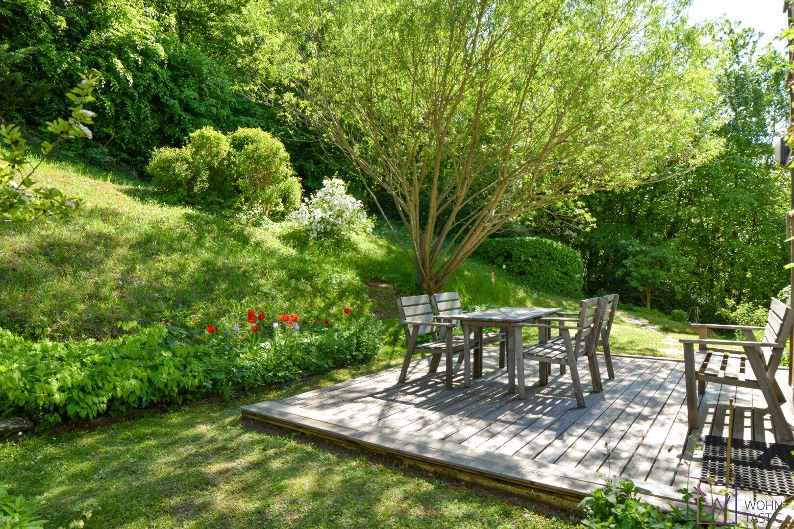 Halbschattige Terrasse vor dem Wohnzimmer